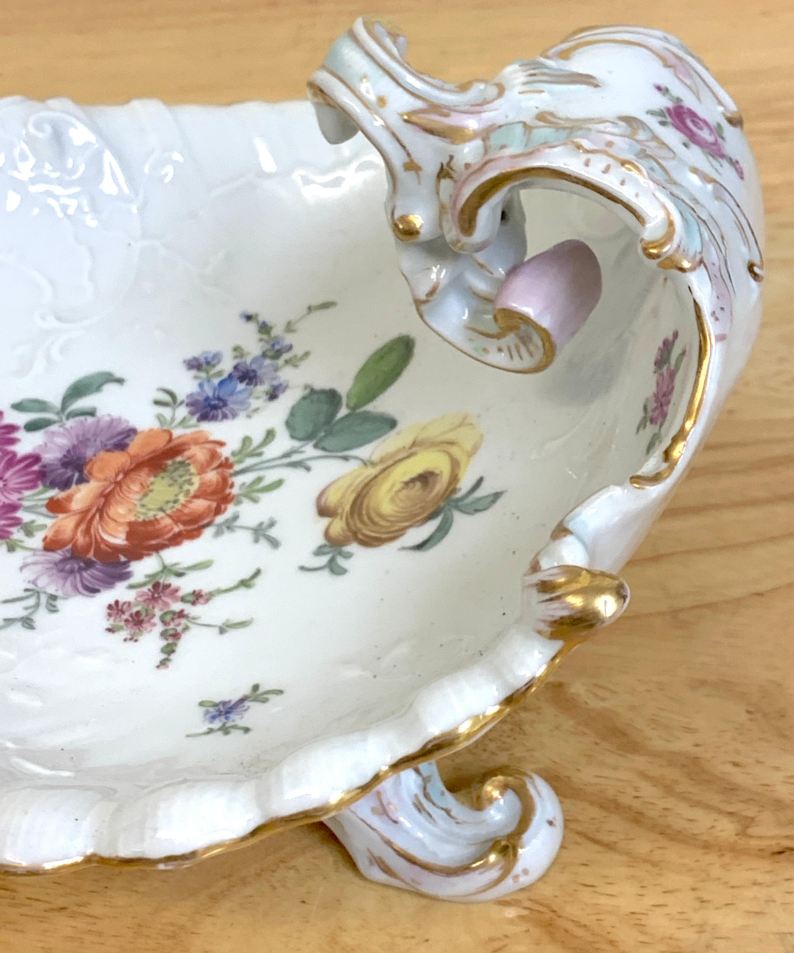 Dresden Porcelain Schale mit Fuß im Rokoko-Stil, von Helena Wolfsohn, um 1890 im Zustand „Gut“ im Angebot in West Palm Beach, FL