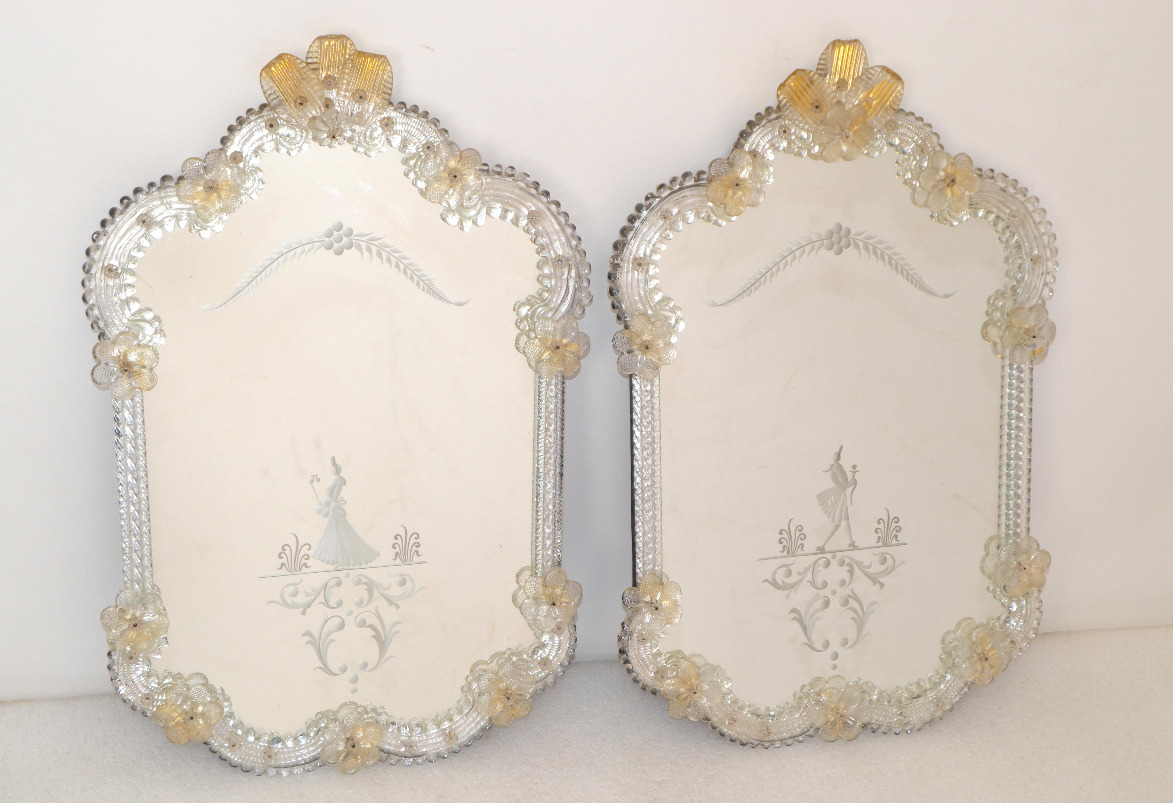 Fabuleuse paire de miroirs muraux vénitiens de style néo-rococo pour elle et lui, ornés de fleurs et de feuilles en poussière d'or de Bohème, entourés de verre de Murano torsadé.
Représentant un homme tenant une rose et une femme chantant, entourés
