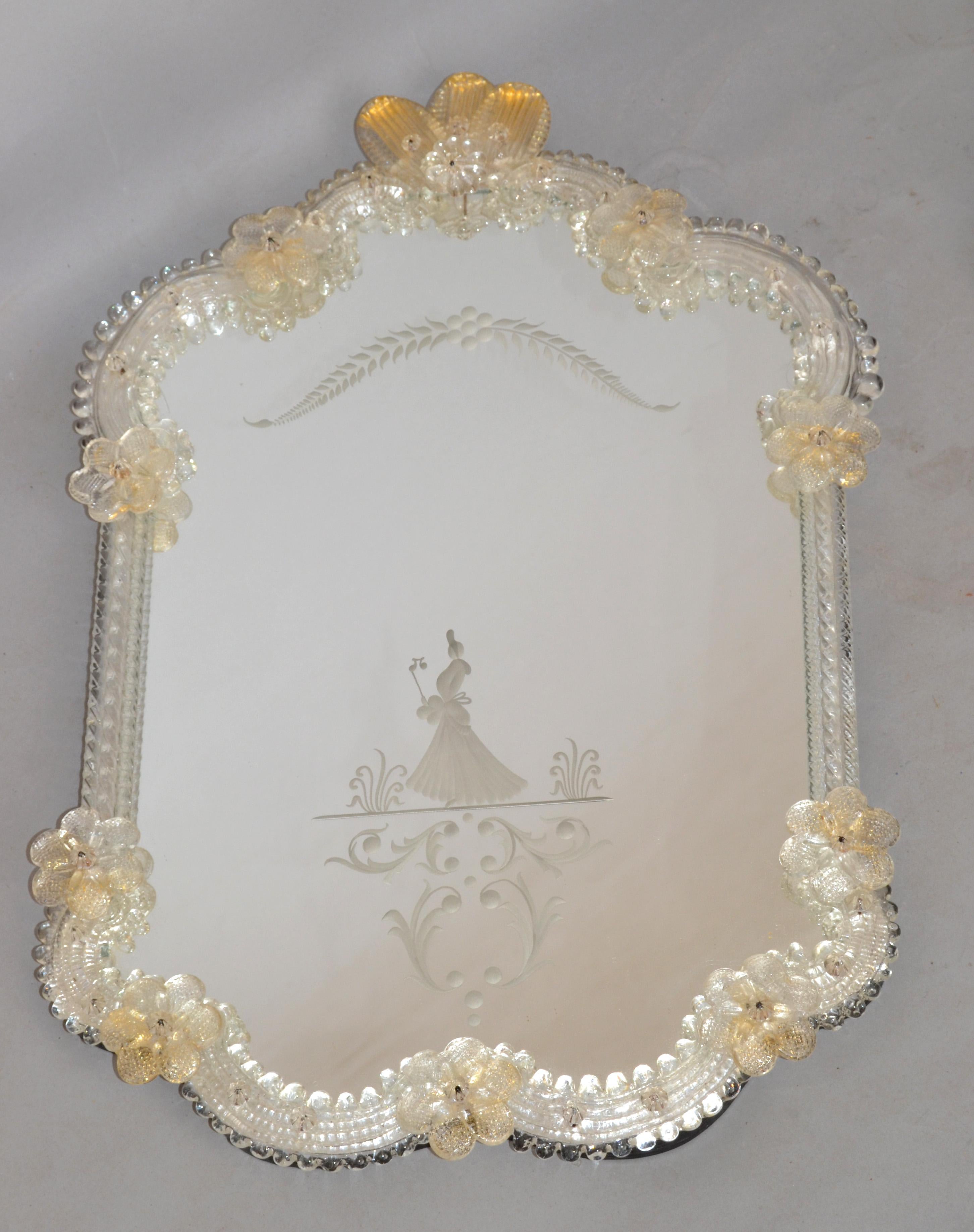 20ième siècle Miroir mural vénitien de style néo-rococo Him and Her gravé de fleurs dorées de Bohème en vente