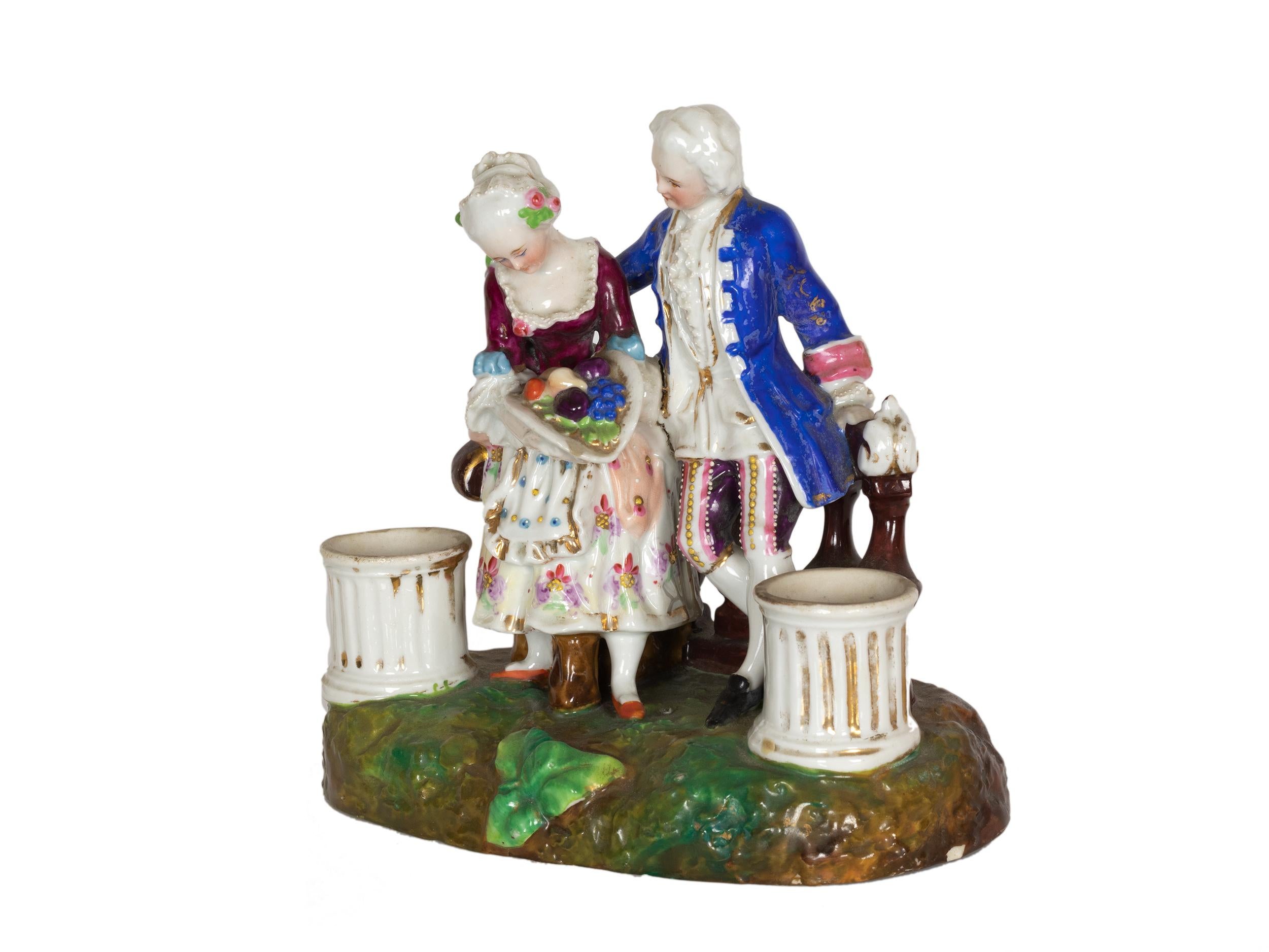 Una graziosa stazione calamaio in porcellana di Meissen Porcelain con due scomparti per calamaio. 

Il pezzo presenta condizioni eccellenti, coerenti con la sua età, e vanta una splendida tavolozza di colori. 
Il fondo del calamaio reca i segni