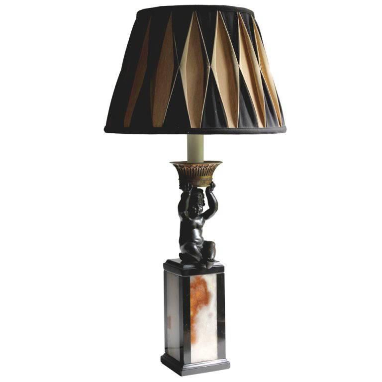 Tischlampe mit Putten aus Onyx und Bronze im Rokoko-Stil im Angebot