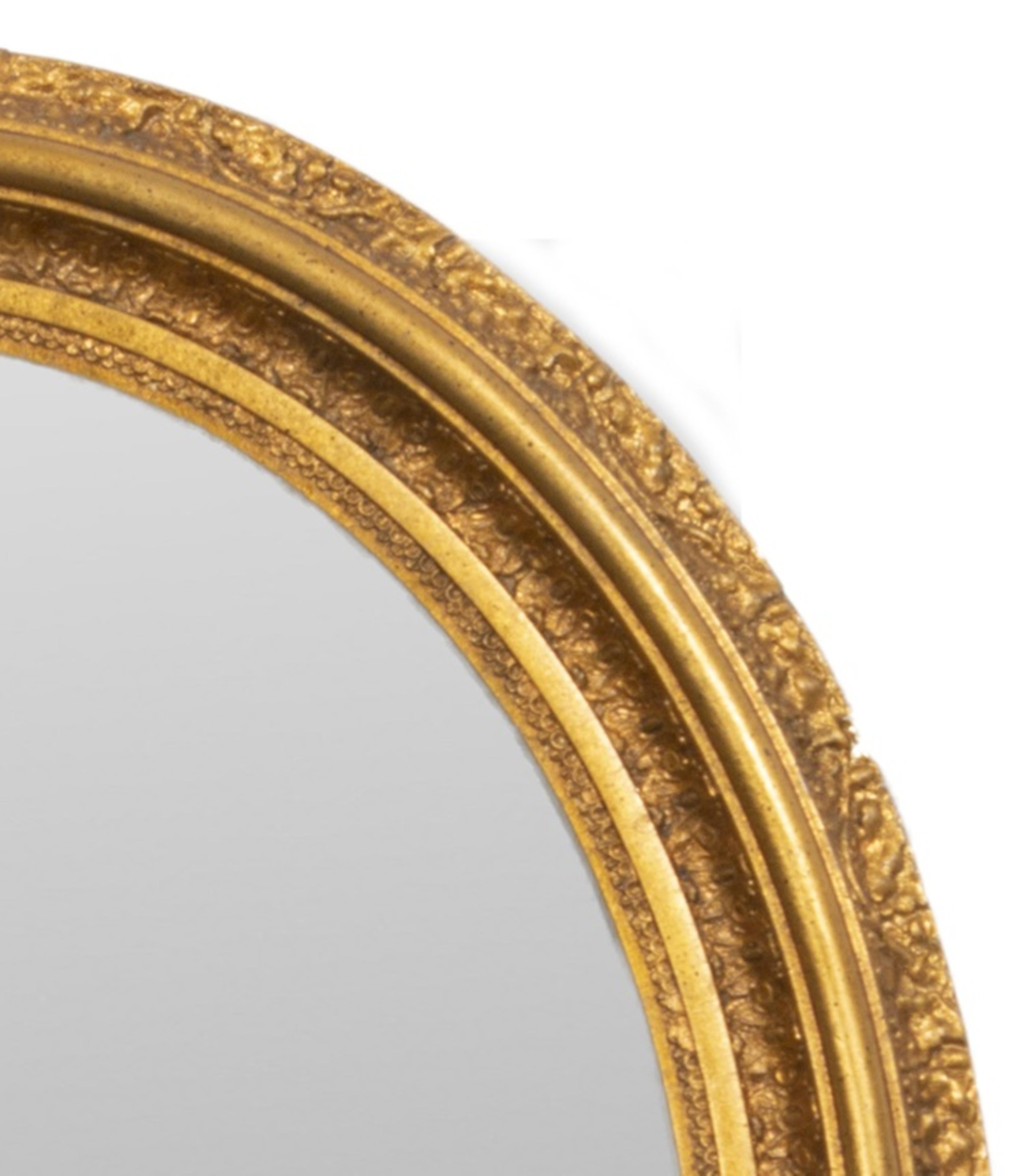 Miroir ovale en bois doré de style néo-rococo. Provenance : Propriété d'une succession de 1199 Park Ave
Dimensions 30,5