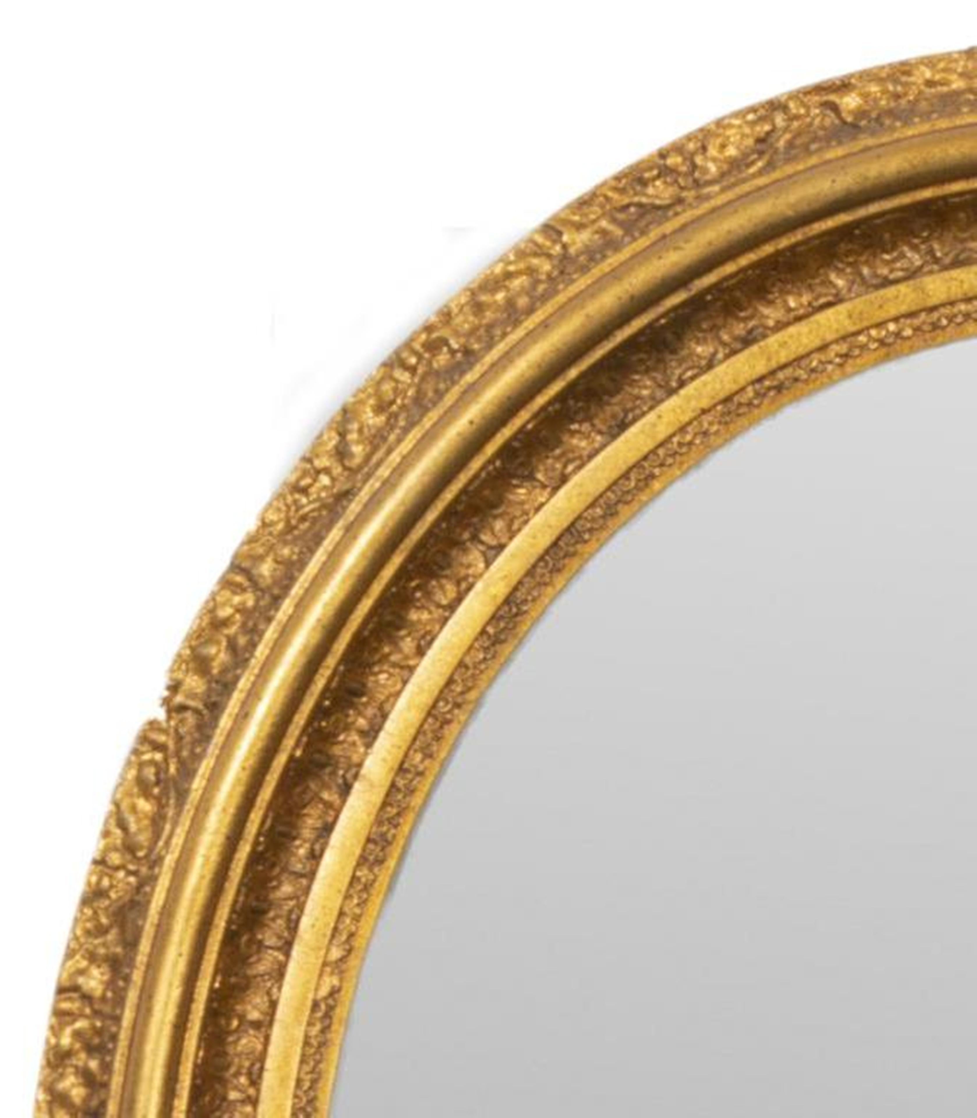 Inconnu Miroir ovale en bois doré de style néo-rococo en vente