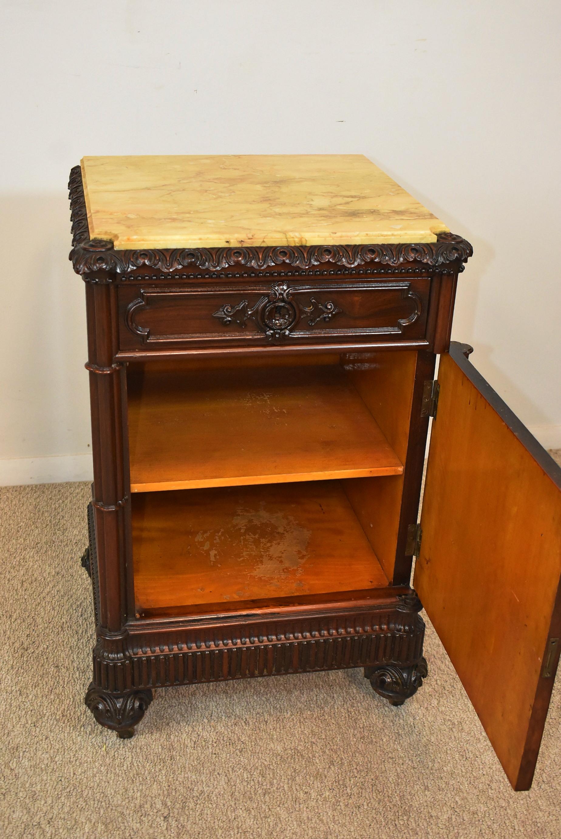 Juego de dormitorio de 3 piezas Rococó Revival Rosewood, mesilla de noche para cama de matrimonio, armario de 2 puertas en venta 11