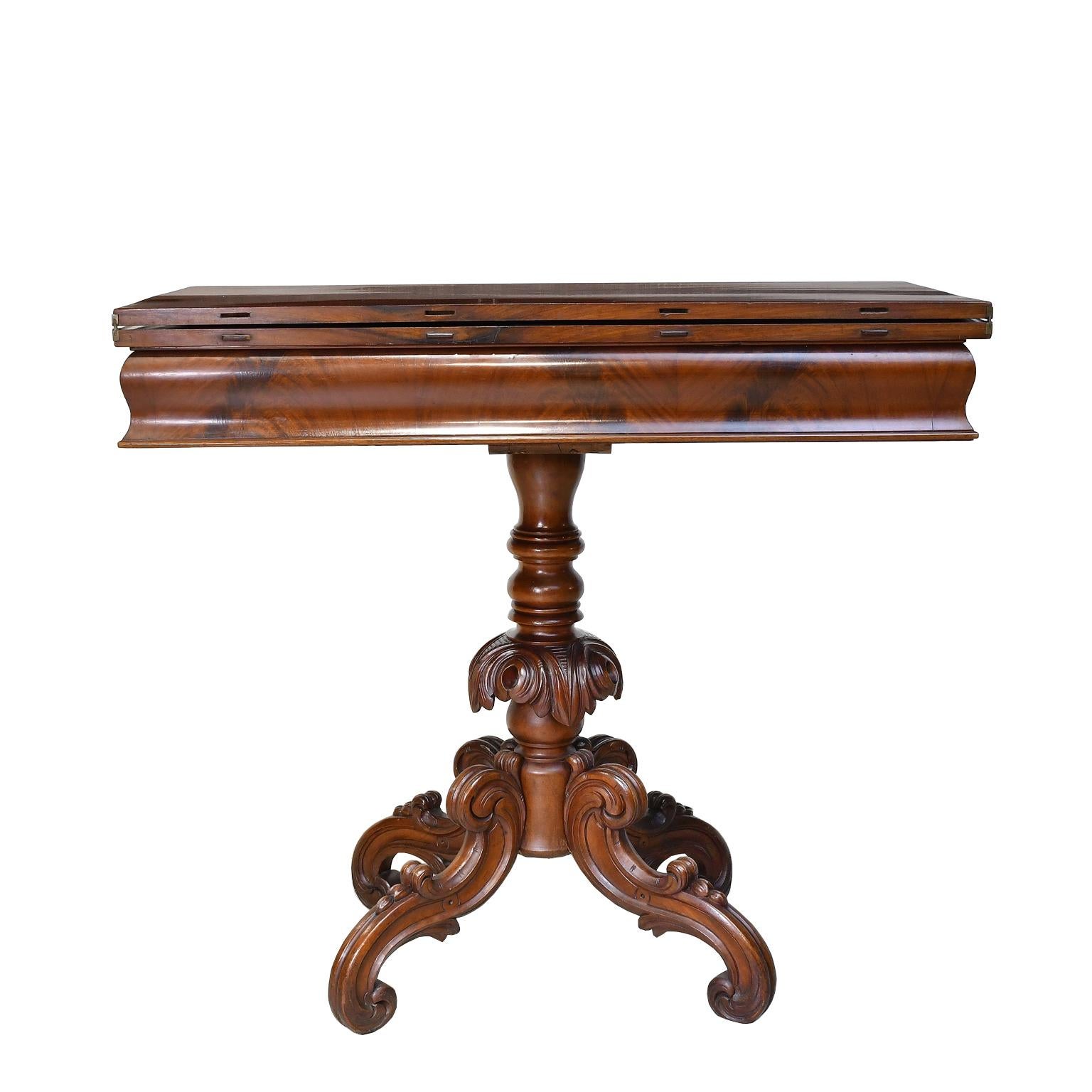 Acajou Table de jeu scandinave de la période rococo-Revival, vers 1850 en vente