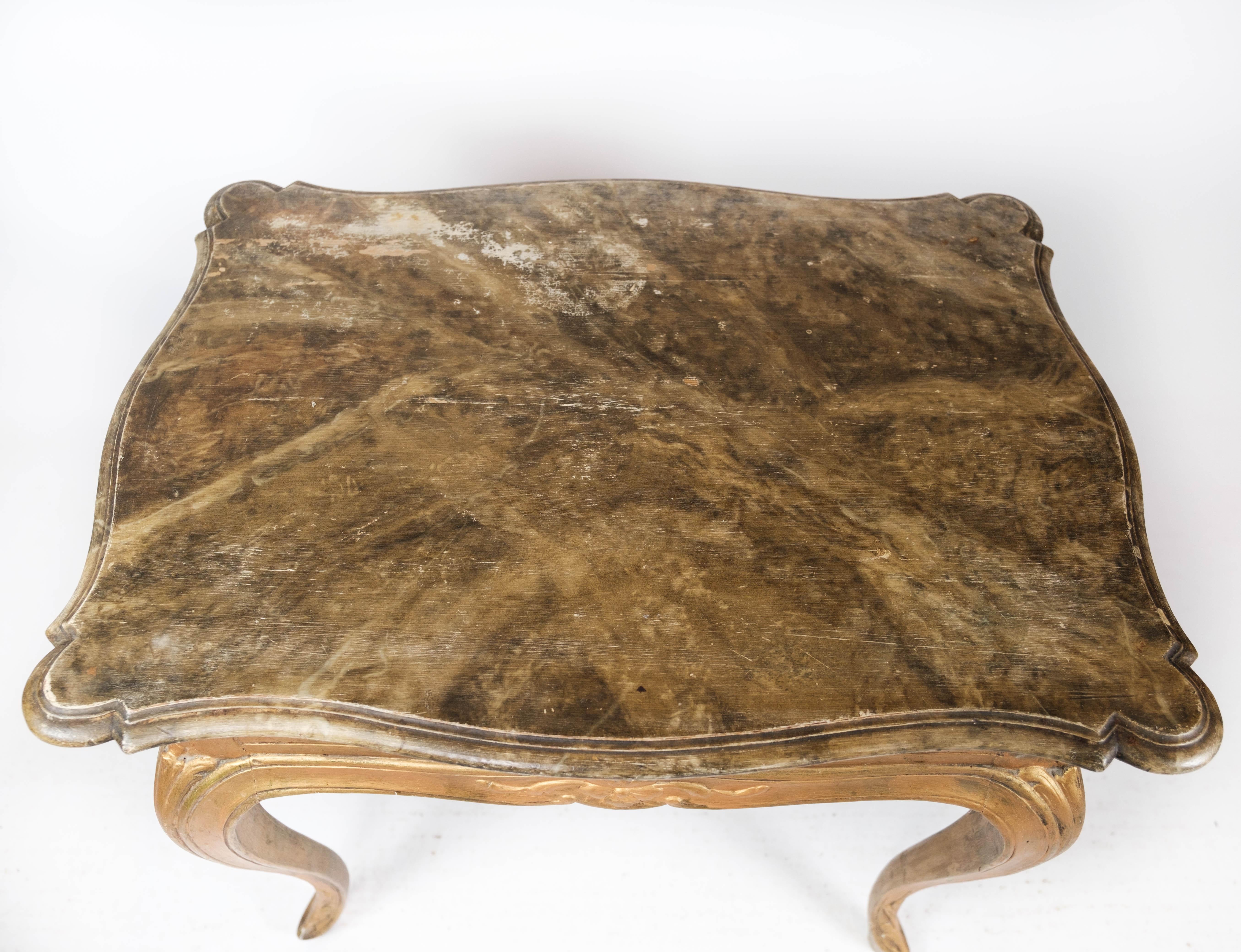 Danois Table d'appoint néo-rocococo avec plateau de table marbré et cadre en bois doré, années 1860 en vente