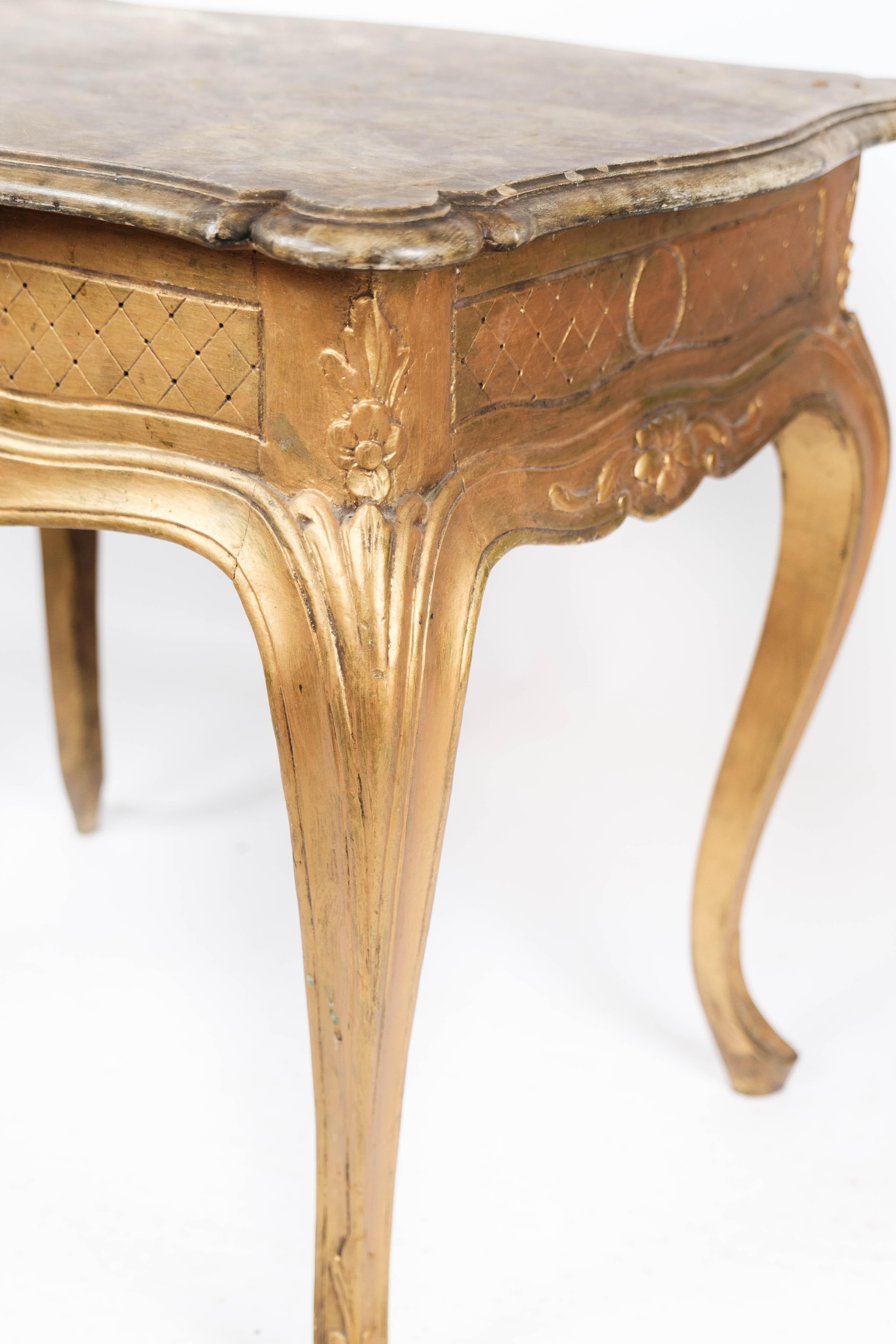Beistelltisch im Rokoko-Revival-Stil mit marmorierter Tischplatte und Rahmen aus vergoldetem Holz, 1860er Jahre im Angebot 1