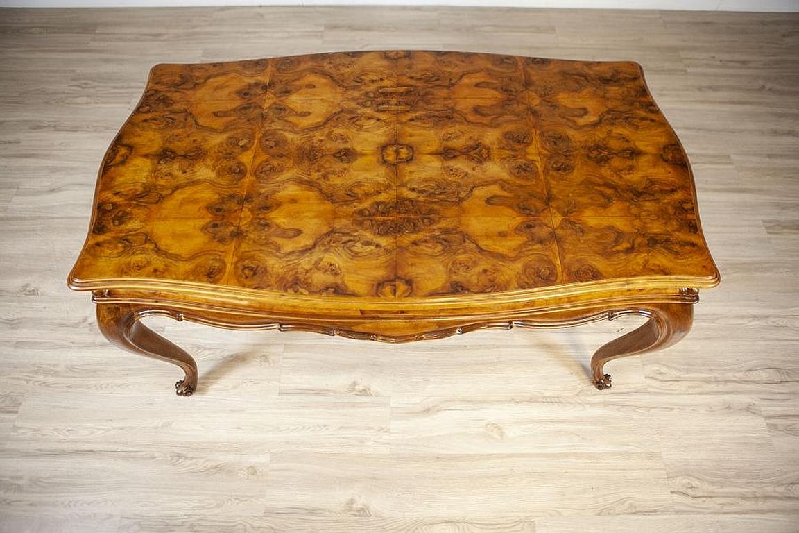 Rococo Revival Walnut Center Table From the Early 20th Century For Sale 2