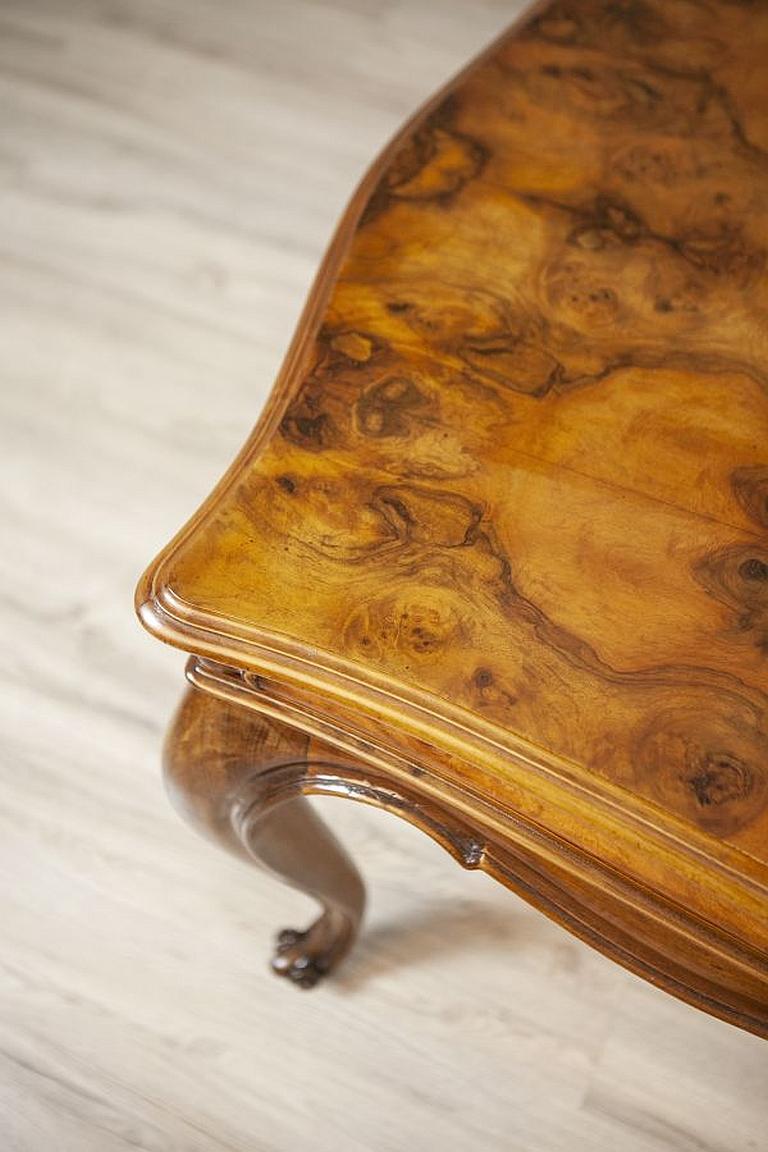 Rococo Revival Walnut Center Table From the Early 20th Century For Sale 4