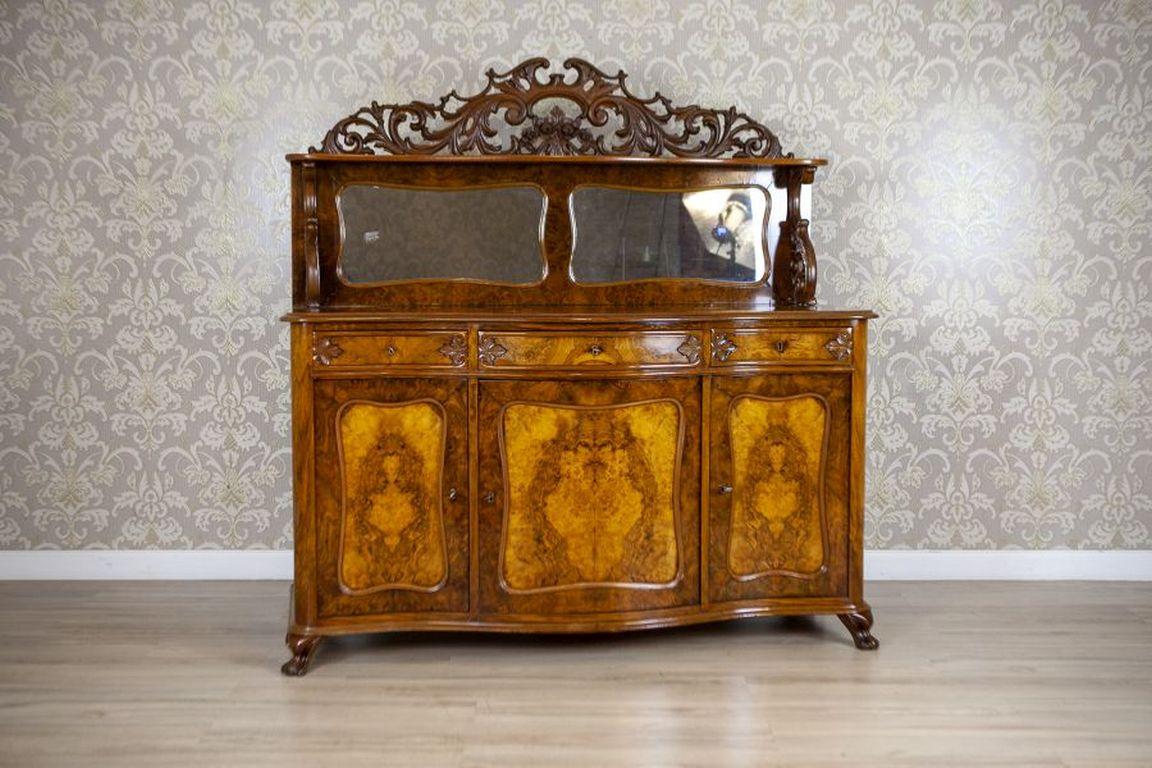 Buffet/banc Rococo Revive en Wood Wood et placage de noyer De 1850

Buffet de style néo-rococo datant d'environ 1850. La pièce est fabriquée en bois et en placage de noyer, la façade étant plaquée en ronce de bois. Le buffet se compose de deux