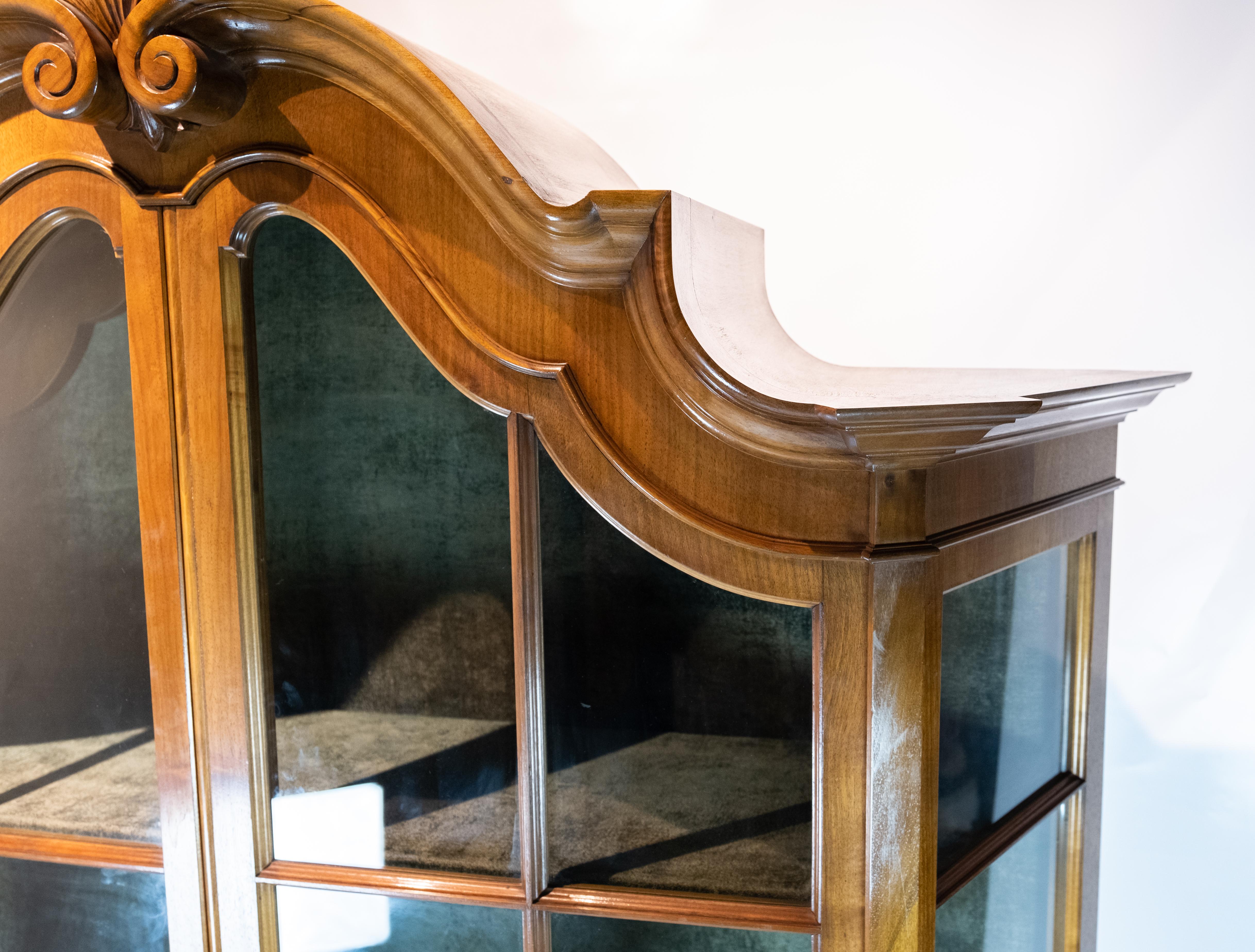 Rococo Shaped Glass Cabinet of Hand Polished Walnut, 1910 In Good Condition For Sale In Lejre, DK