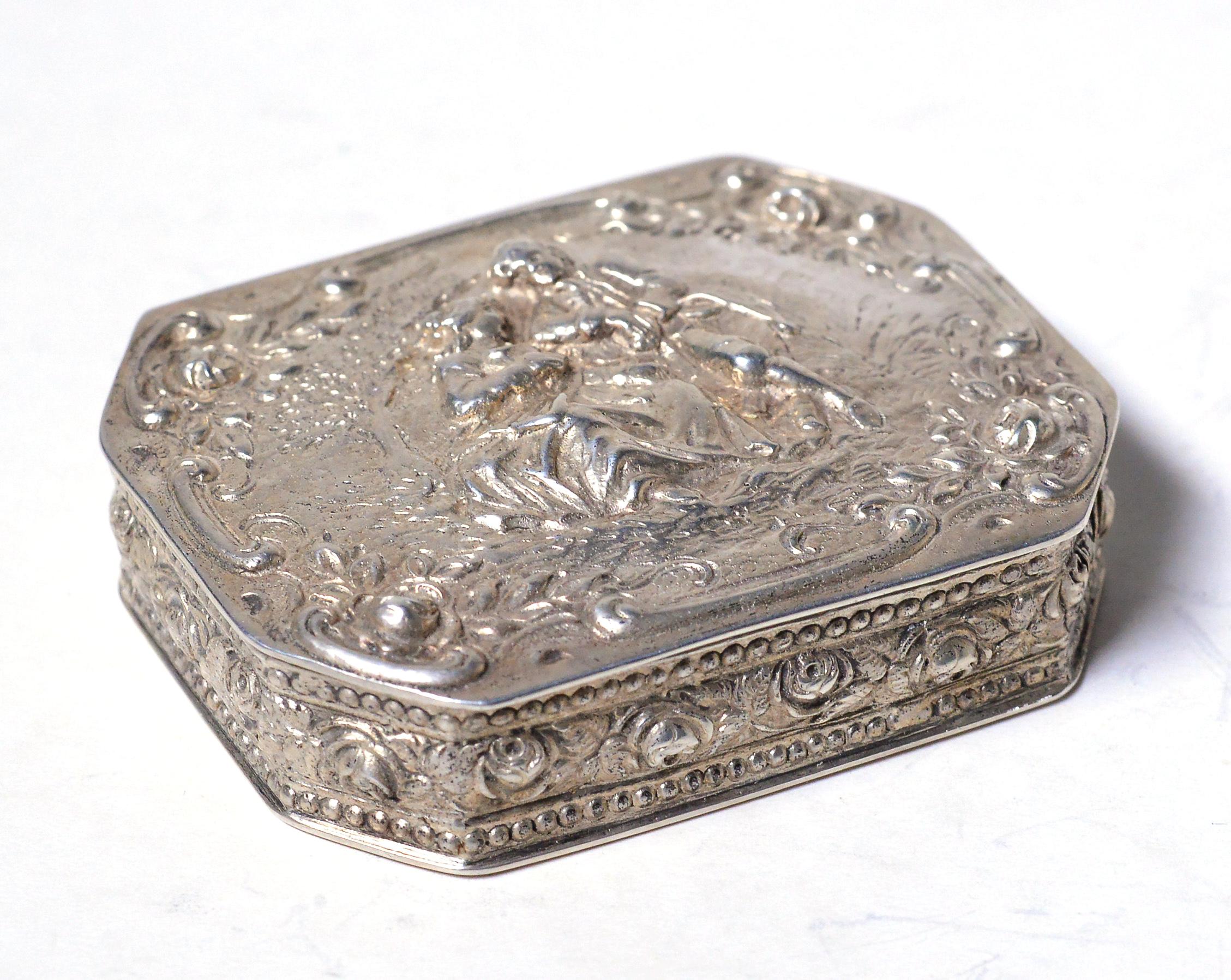 Rococo silver trinket box Lovers in park Late 18th century 800 Hallmark In Good Condition For Sale In Sweden, SE