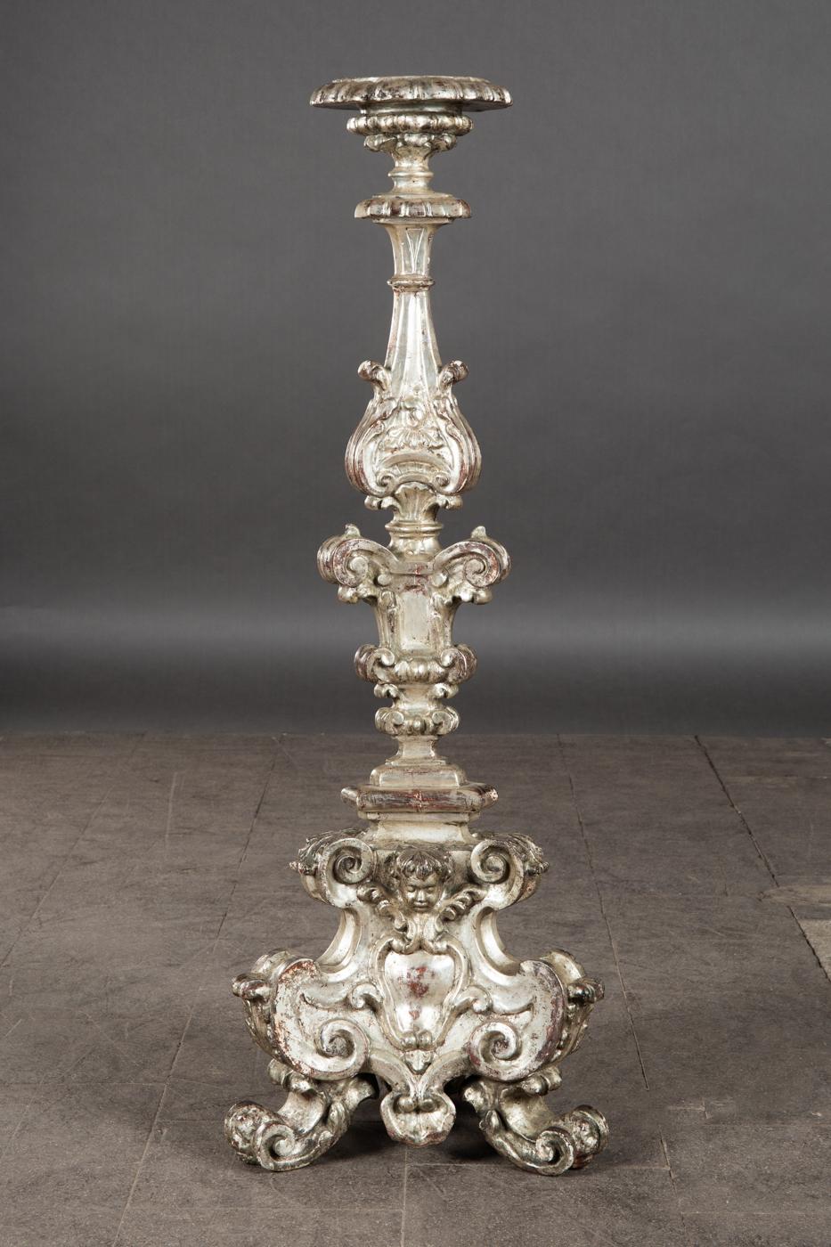 Candlestick in baroque style, wood made of gilded wood with baroque baluster shaft and three-pass jointed base with volutes, provided with a burning point, H. 102.5cm, D. 37cm, age-related wear and tear as well as some lacquer abrasion, iron thorn