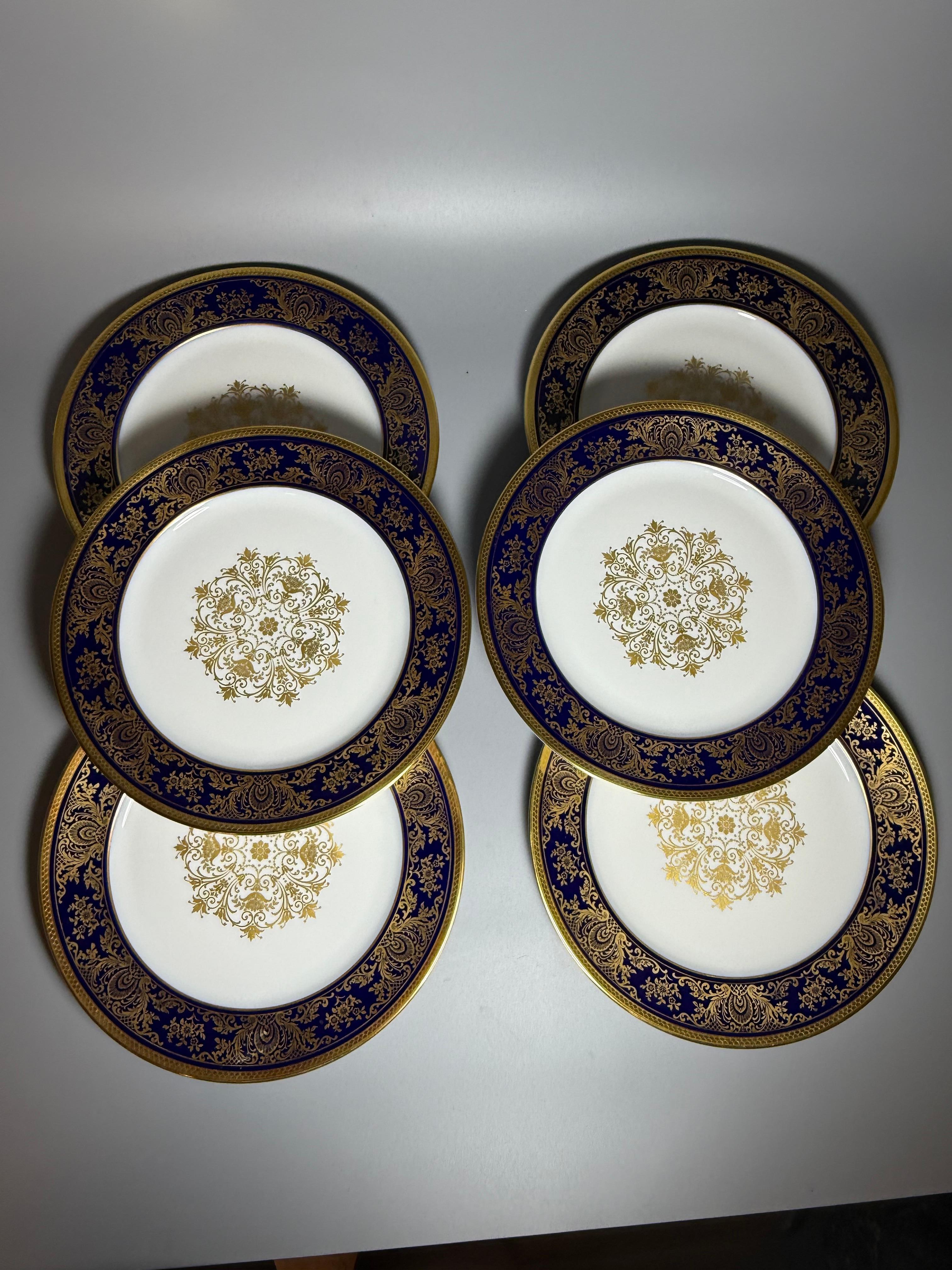 Das atemberaubende 6er-Set von Rosenthal Selb Germany zeichnet sich durch seine kobaltblauen Außenränder und das schwere goldfarbene Blumen- und Schneckenmuster in der Mitte aus. 
Die Platten wurden 1937 hergestellt, entsprechend der Markierung auf