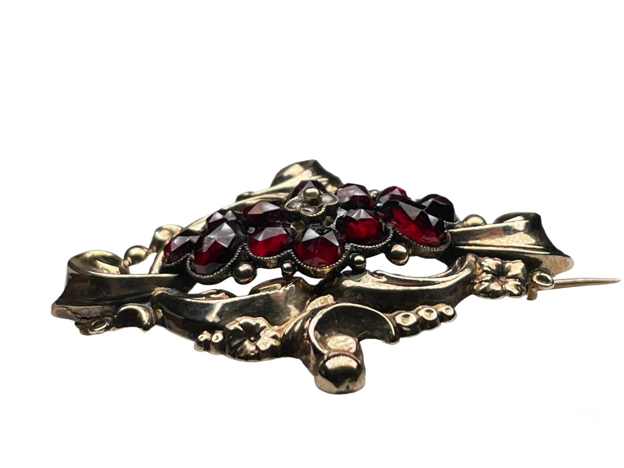 Rococo Style 14K Yellow Gold Garnet And Pearl In Good Condition For Sale In Guaynabo, PR