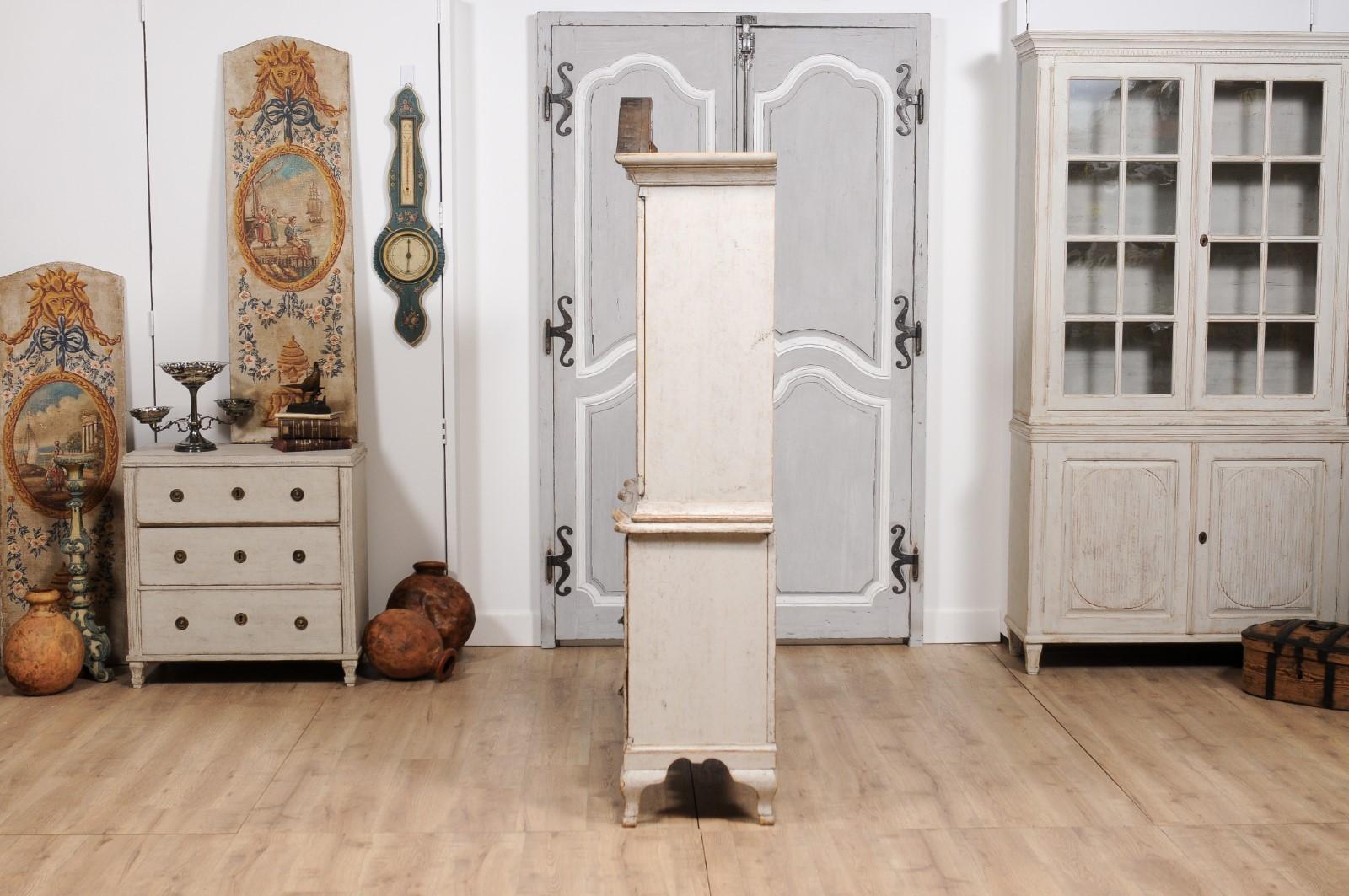 Rococo Style 1850s Swedish Light Grey Painted Bonnet Top Vitrine Cabinet  For Sale 6
