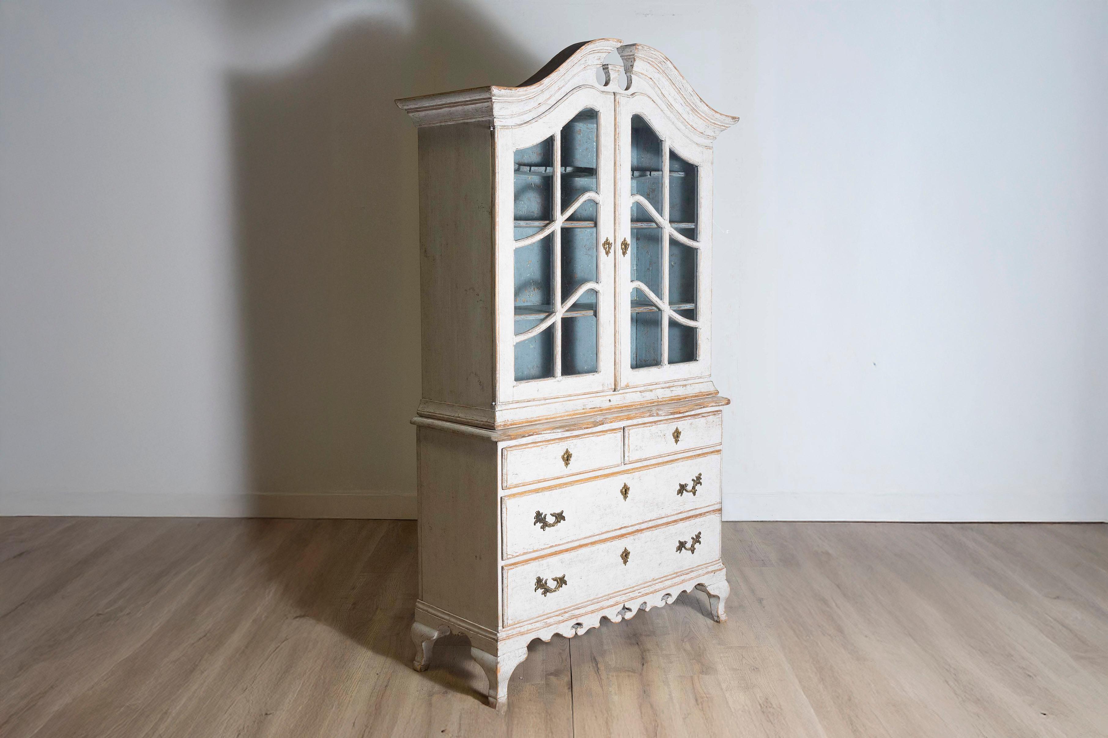 Schwedischer Vitrinenschrank im Rokoko-Stil der 1850er Jahre mit hellgrauer Lackierung und Haube im Zustand „Gut“ im Angebot in Atlanta, GA