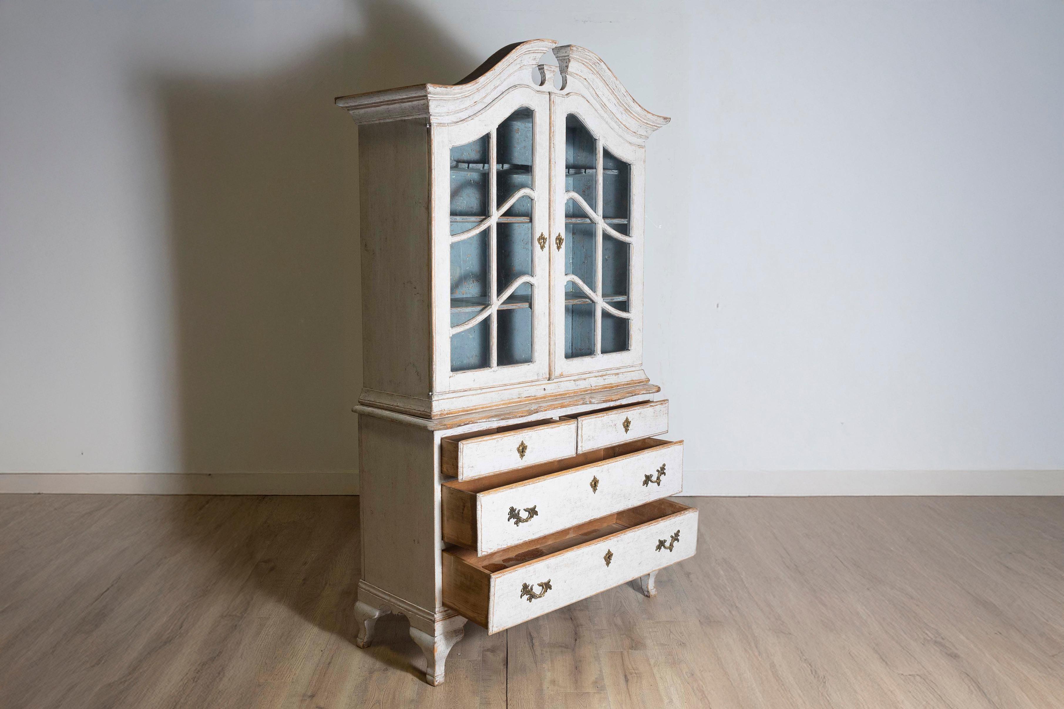 Schwedischer Vitrinenschrank im Rokoko-Stil der 1850er Jahre mit hellgrauer Lackierung und Haube (19. Jahrhundert) im Angebot