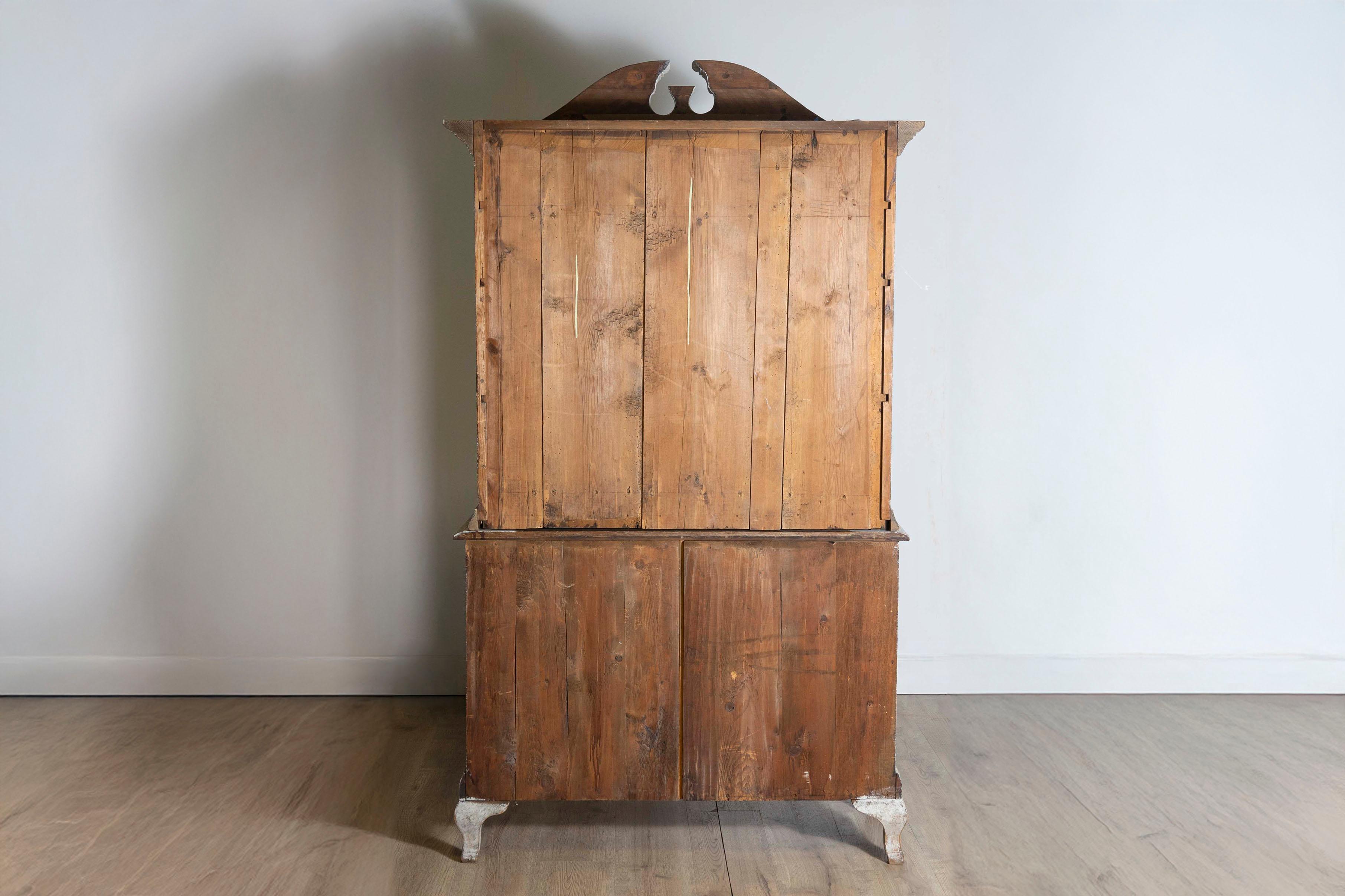 Schwedischer Vitrinenschrank im Rokoko-Stil der 1850er Jahre mit hellgrauer Lackierung und Haube im Angebot 1