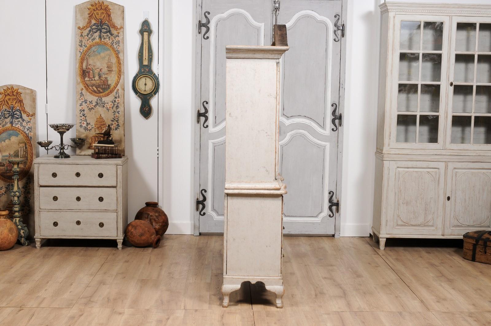 Rococo Style 1850s Swedish Light Grey Painted Bonnet Top Vitrine Cabinet  For Sale 2