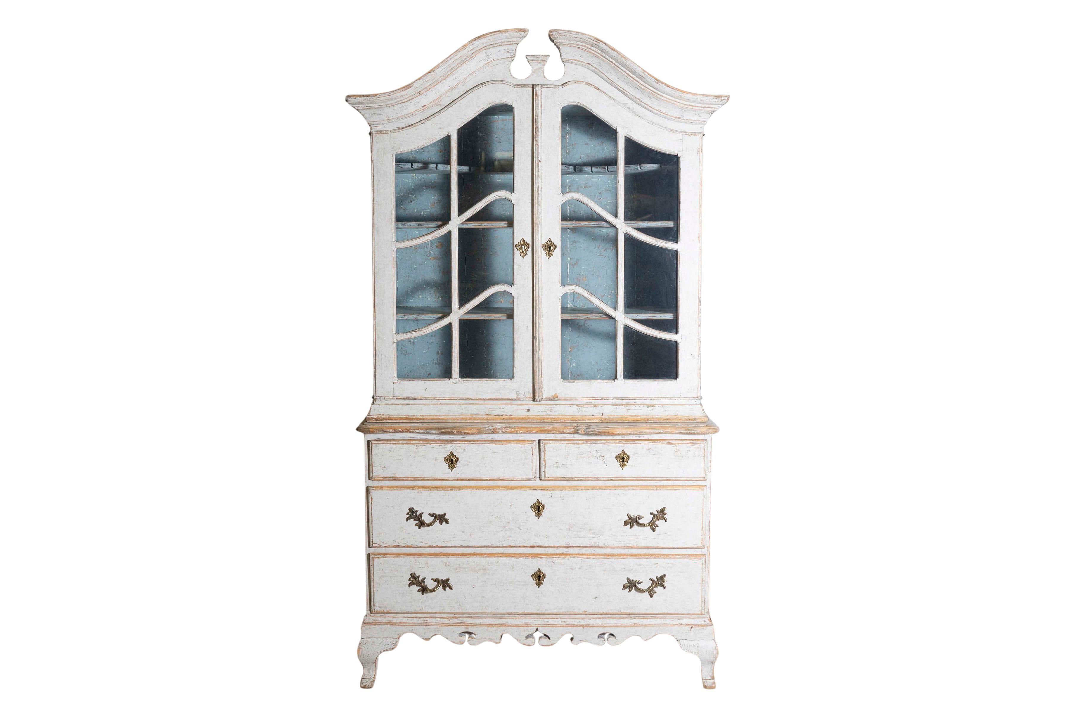 Vitrine suédoise de style rococo des années 1850 peinte en gris clair avec dessus en forme de chapeau