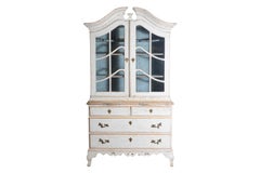 Vitrine suédoise de style rococo des années 1850 peinte en gris clair avec dessus en forme de chapeau