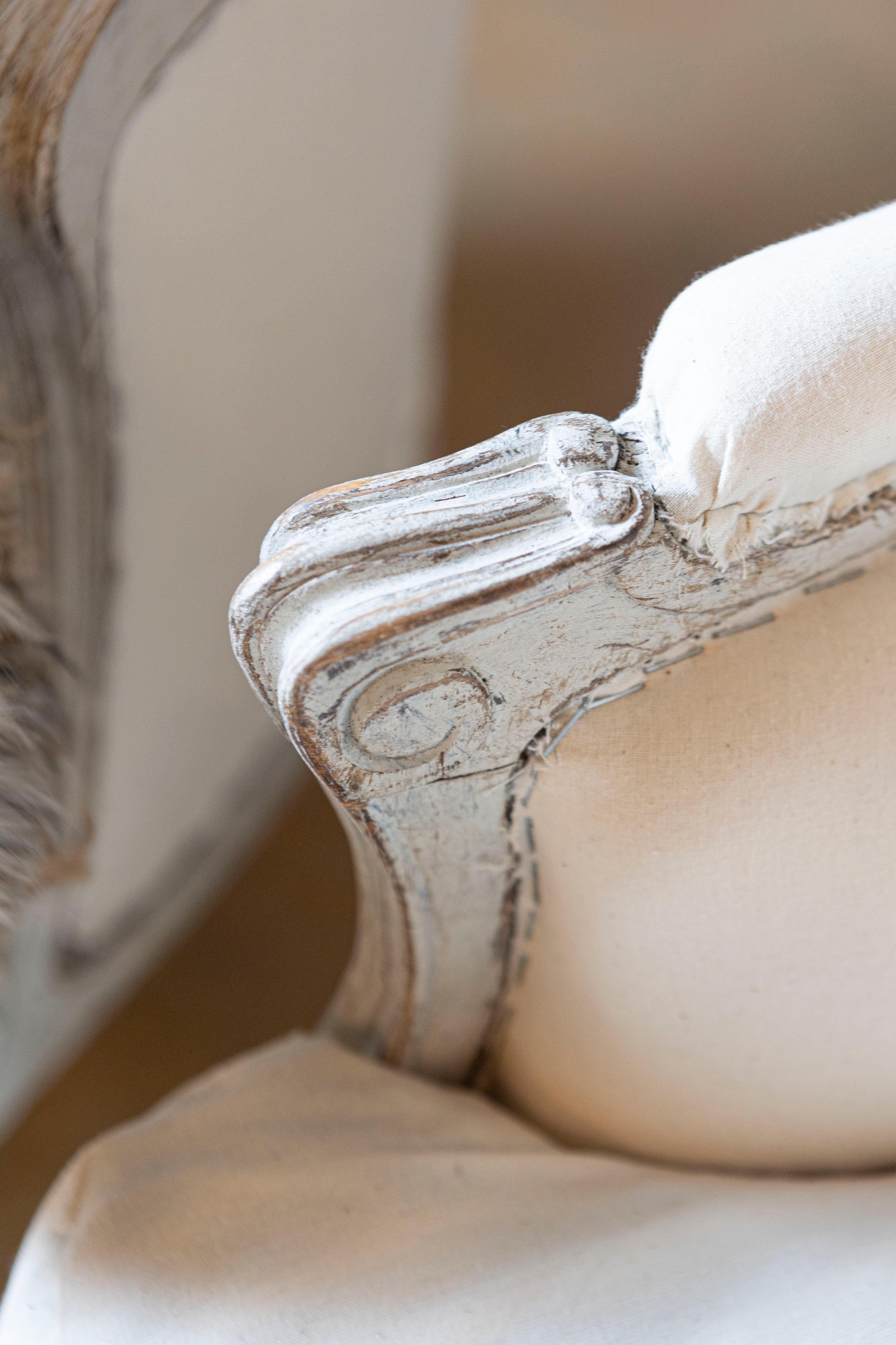 Schwedischer hellgrau lackierter und geschnitzter Bergères-Stuhl im Rokoko-Stil der 1890er Jahre (Polster) im Angebot