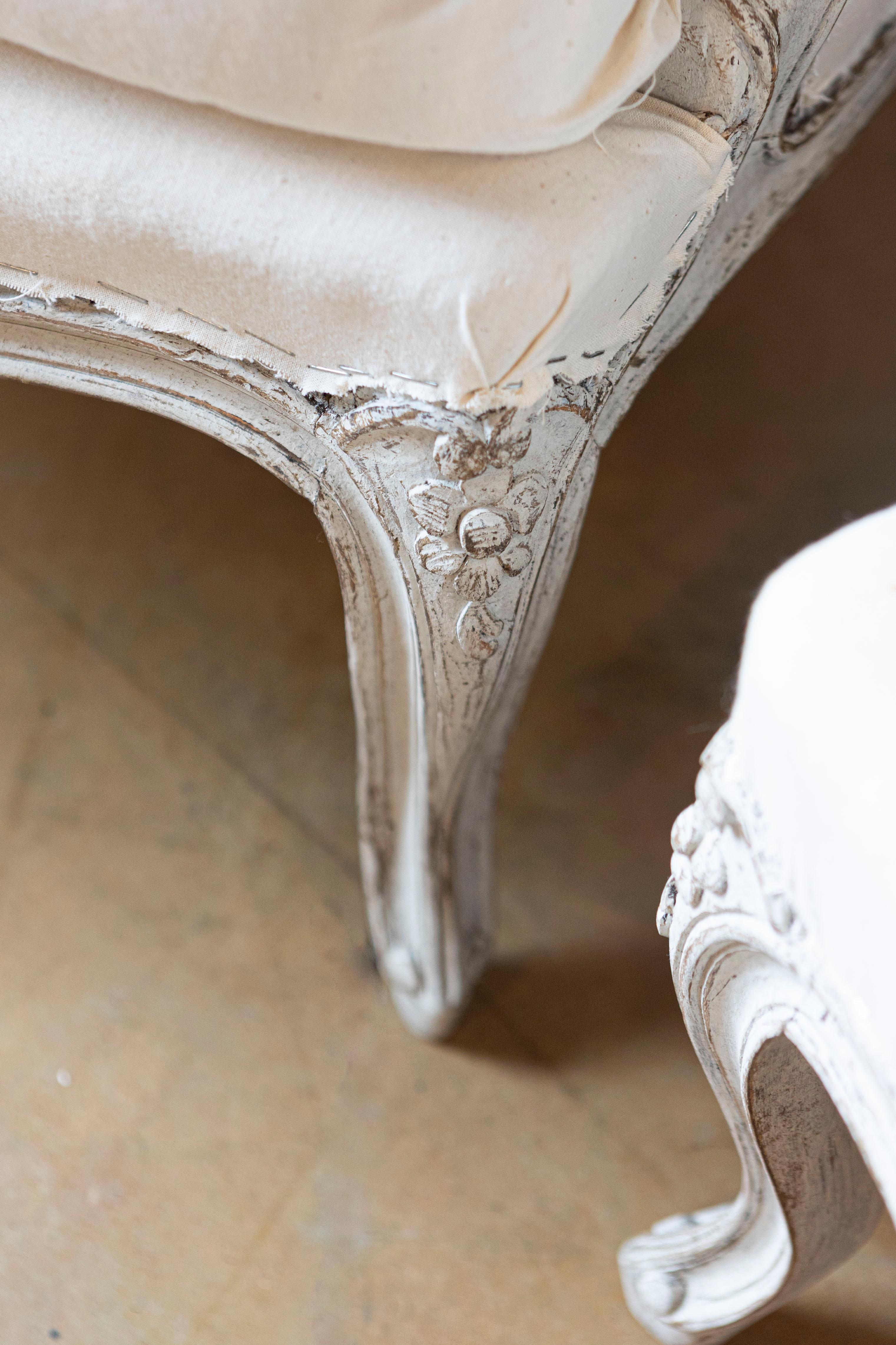 Schwedischer hellgrau lackierter und geschnitzter Bergères-Stuhl im Rokoko-Stil der 1890er Jahre im Angebot 1