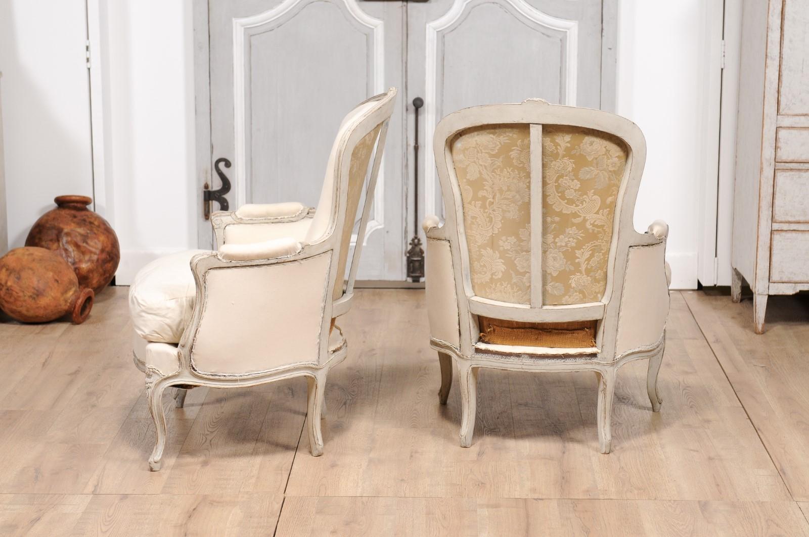 Schwedische hellgrau lackierte und geschnitzte Bergères-Stühle im Rokoko-Stil der 1890er Jahre, ein Paar 4