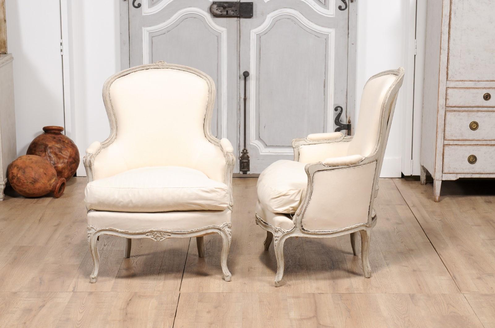 Schwedische hellgrau lackierte und geschnitzte Bergères-Stühle im Rokoko-Stil der 1890er Jahre, ein Paar 5