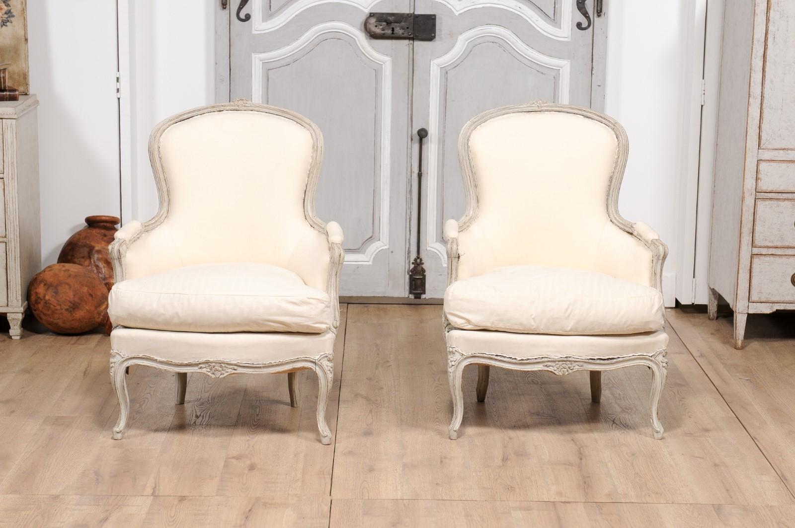 Schwedische hellgrau lackierte und geschnitzte Bergères-Stühle im Rokoko-Stil der 1890er Jahre, ein Paar (19. Jahrhundert)