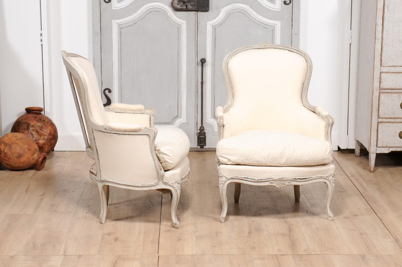 Schwedische hellgrau lackierte und geschnitzte Bergères-Stühle im Rokoko-Stil der 1890er Jahre, ein Paar (Polster)