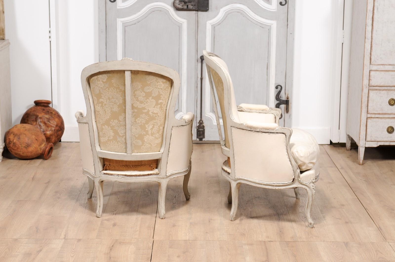 Schwedische hellgrau lackierte und geschnitzte Bergères-Stühle im Rokoko-Stil der 1890er Jahre, ein Paar 2