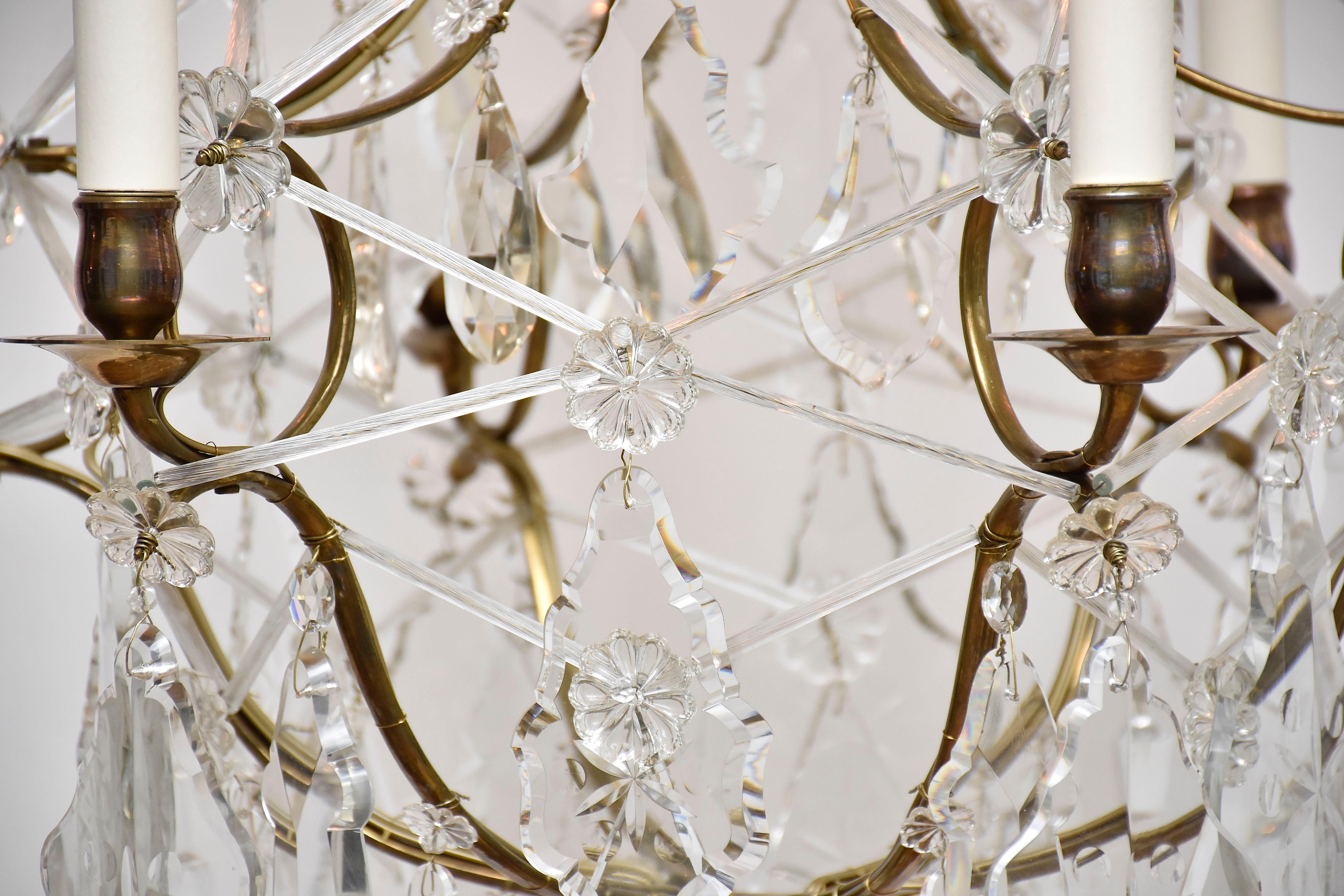 Svedese Lampadario in ottone e cristallo in stile rococò in vendita