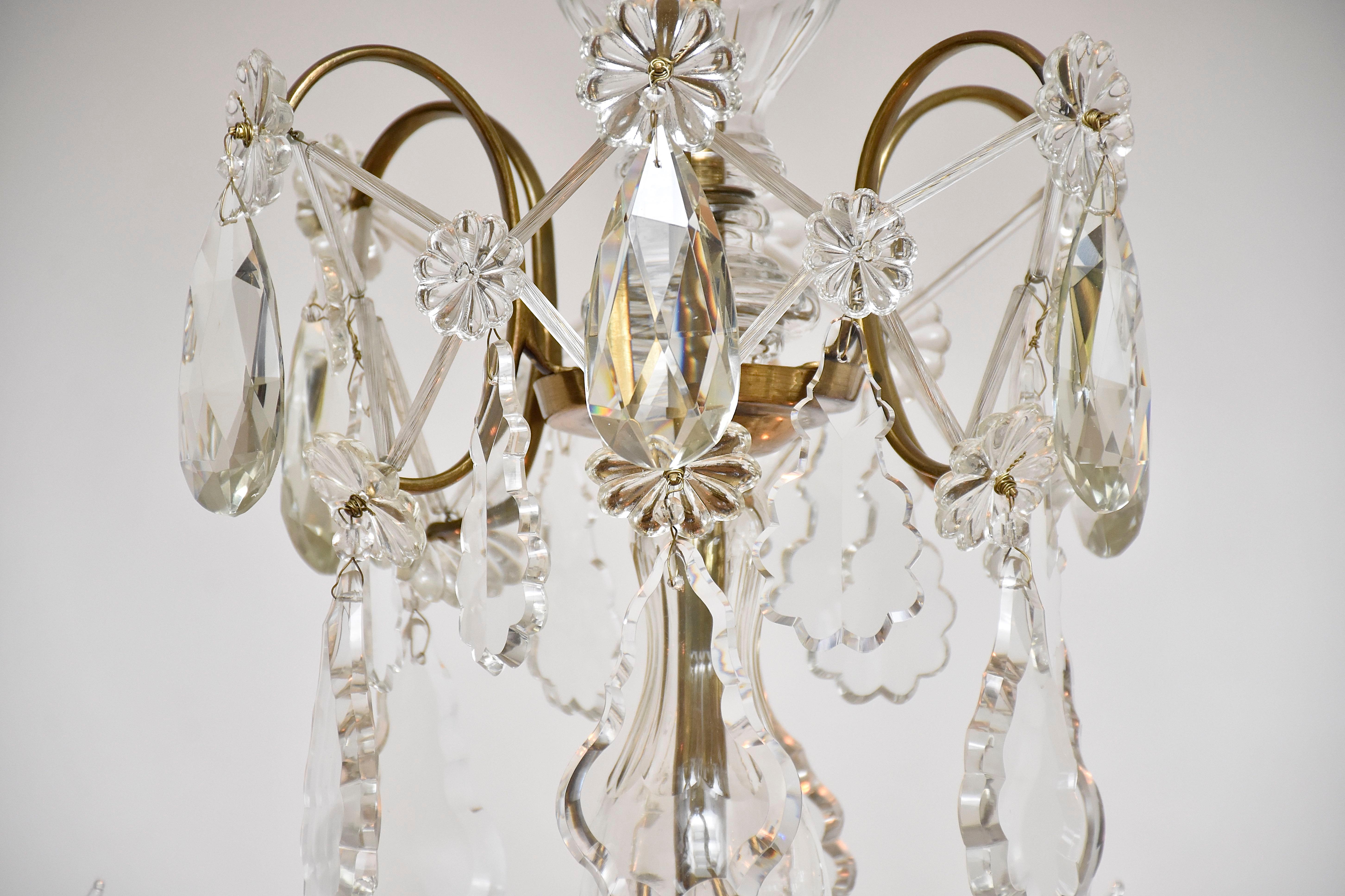 Dorato Lampadario in ottone e cristallo in stile rococò in vendita