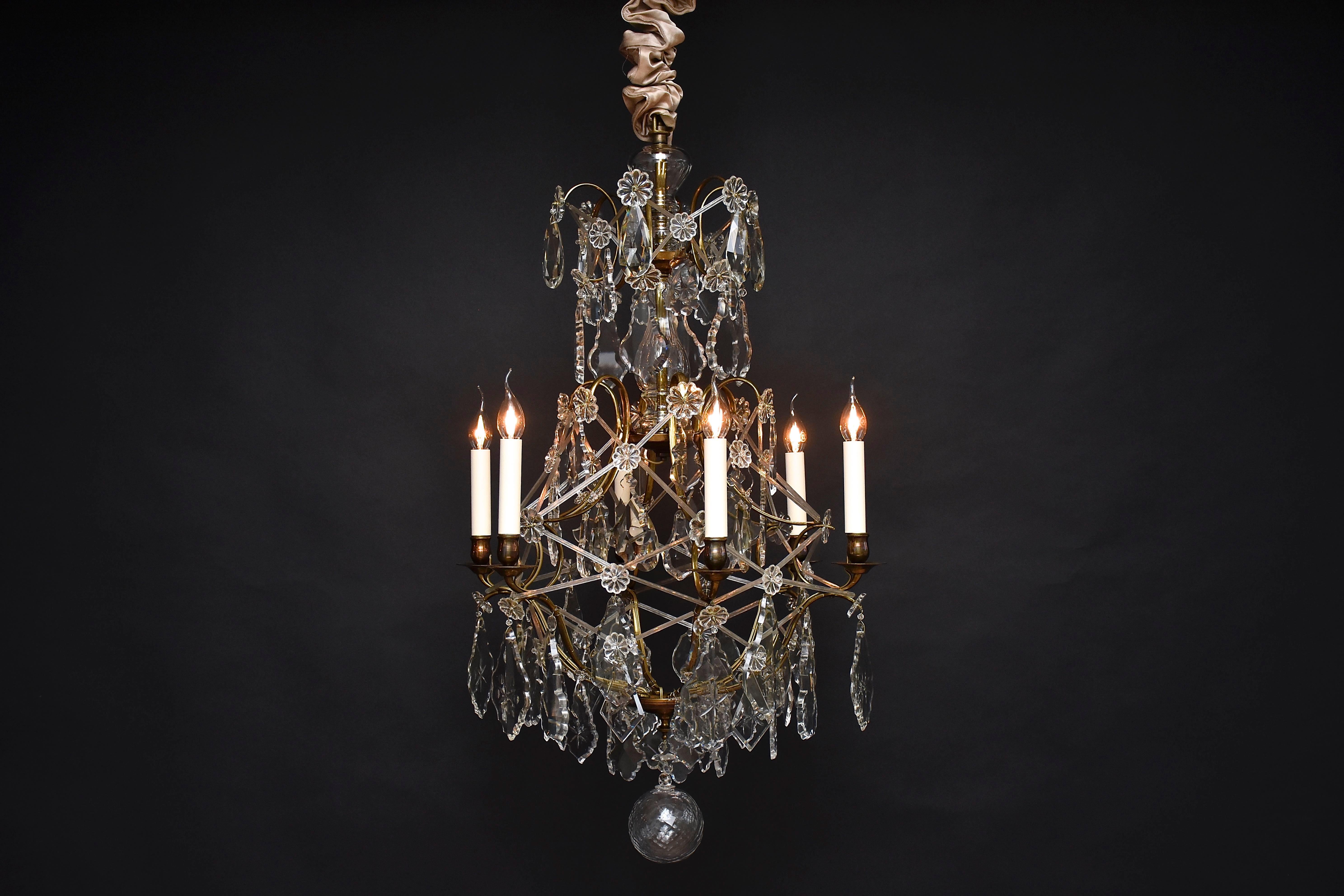 Ottone Lampadario in ottone e cristallo in stile rococò in vendita