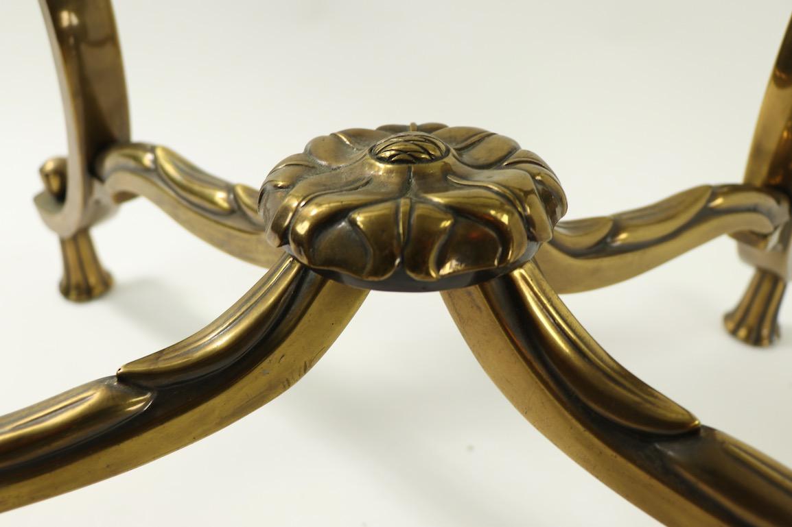 XX secolo Tavolino in ottone e vetro in stile rococò attribuito a Mastercraft