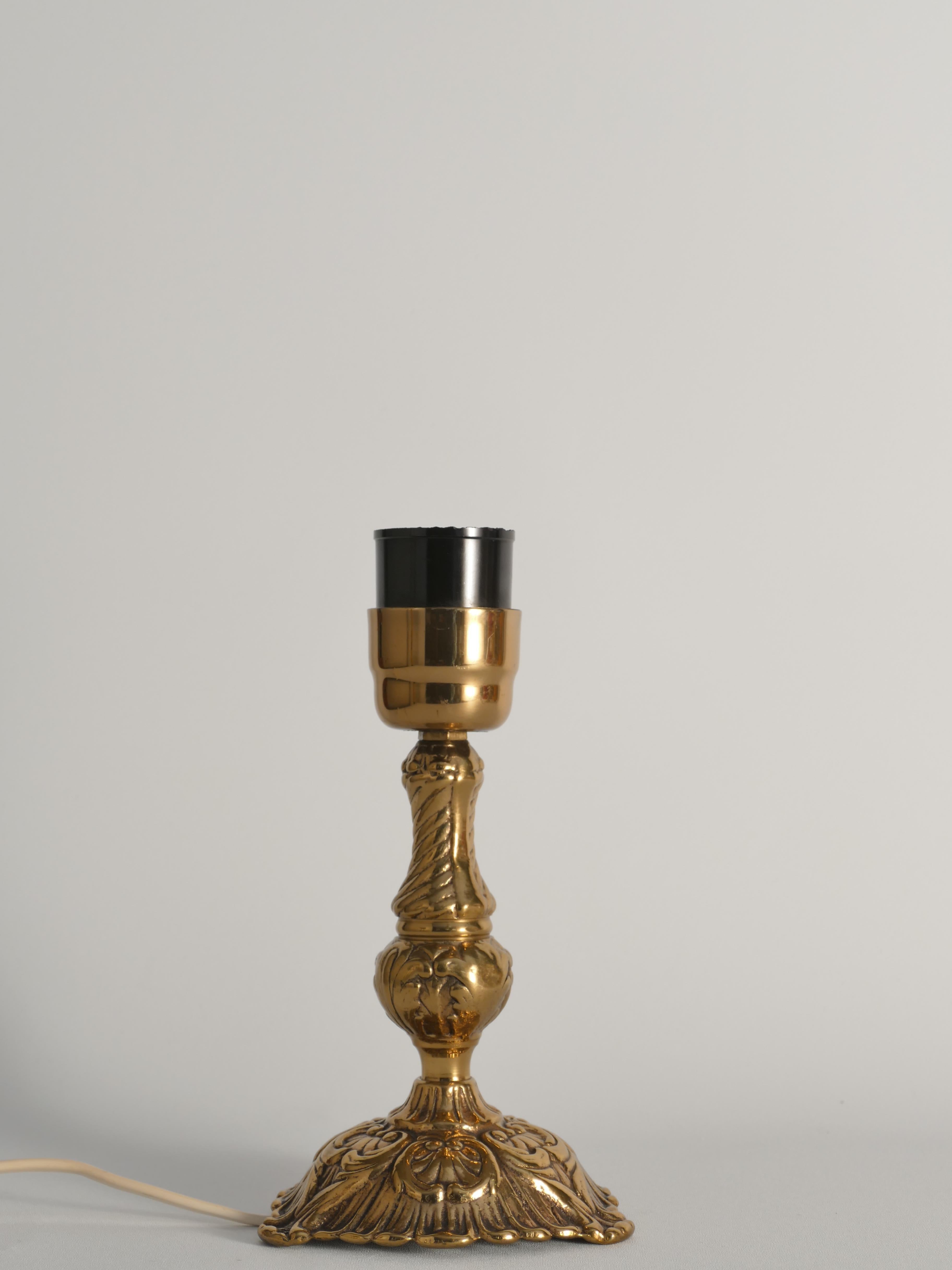 Lampada da tavolo in ottone in stile rococò Modello 403 di Gnosjö Metall & Armatur, anni '30 in vendita 3