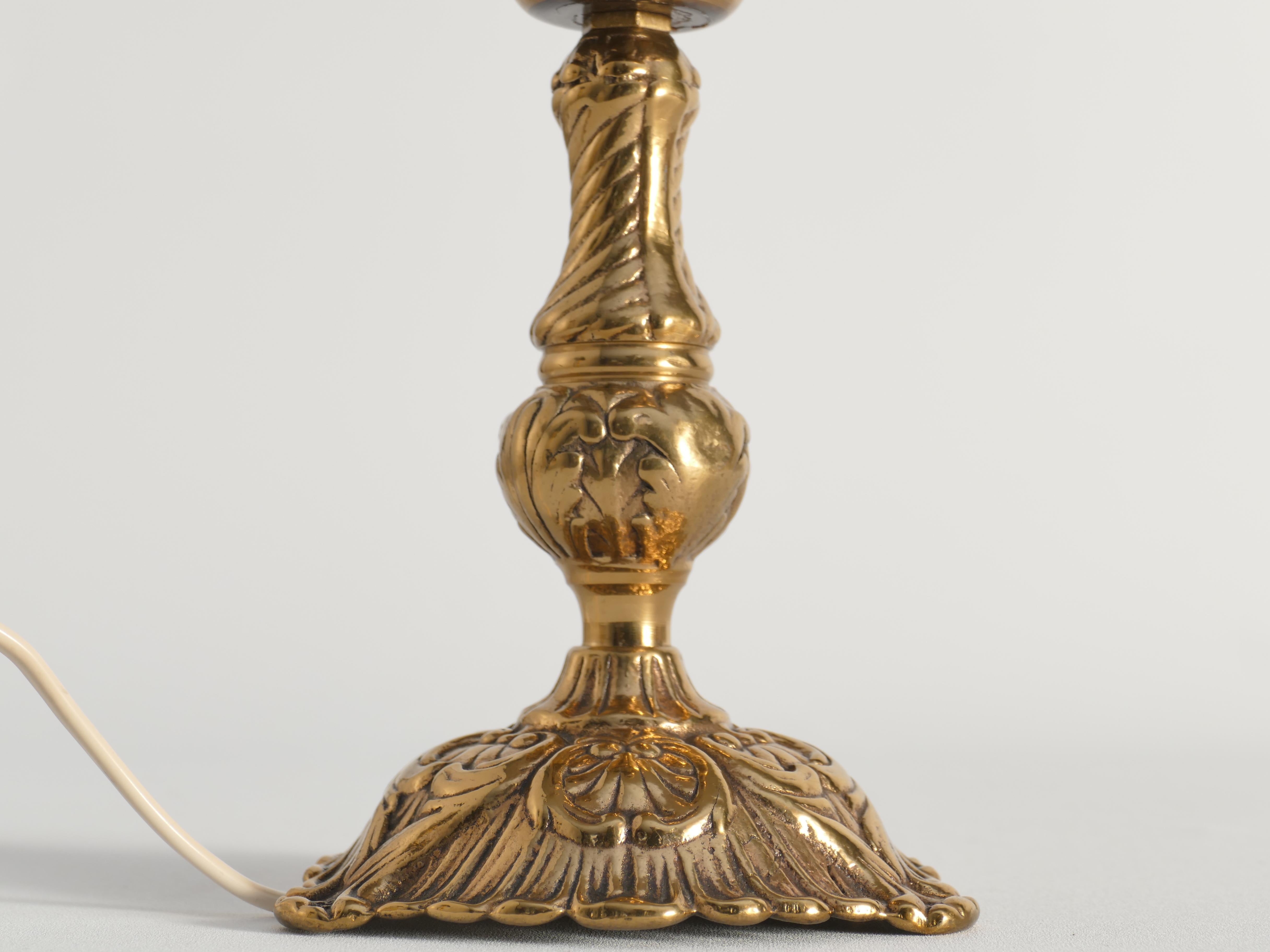 Lampada da tavolo in ottone in stile rococò Modello 403 di Gnosjö Metall & Armatur, anni '30 in vendita 6