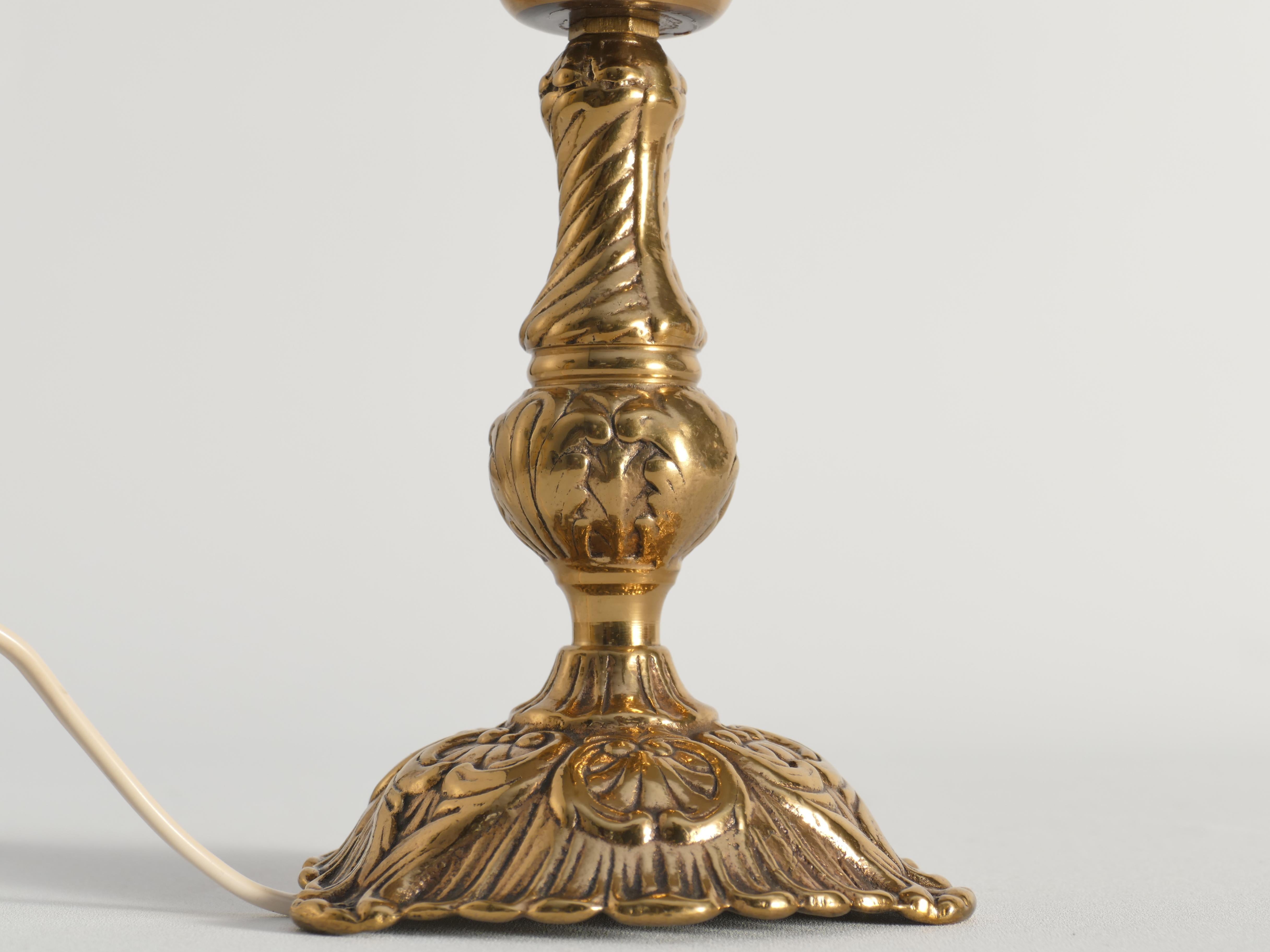 Lampada da tavolo in ottone in stile rococò Modello 403 di Gnosjö Metall & Armatur, anni '30 in vendita 7