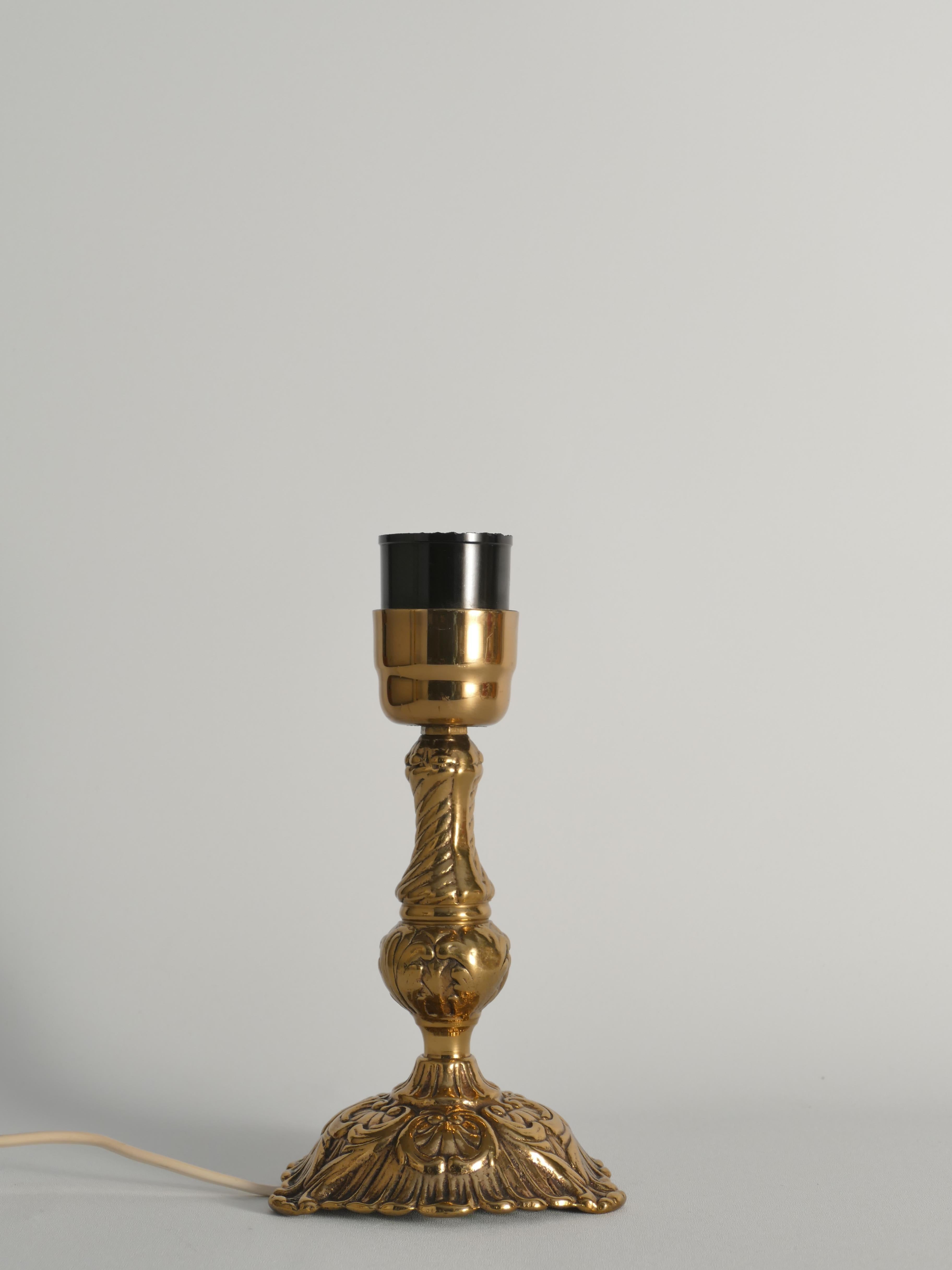 Lampada da tavolo in ottone in stile rococò, modello 403 di Gnosjö Metall & Armatur, Svezia, 1930
Timbrato 