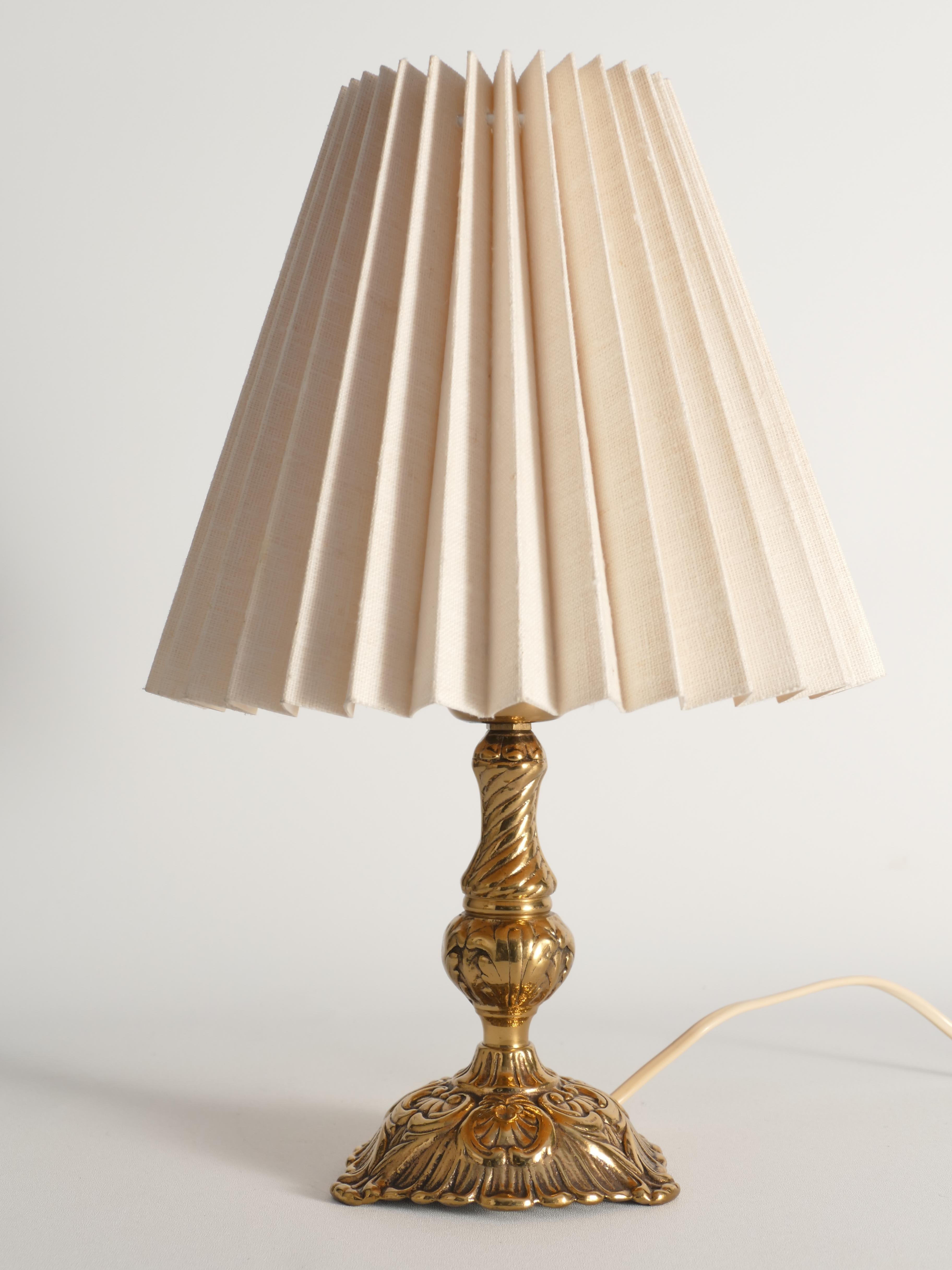 Ottone Lampada da tavolo in ottone in stile rococò Modello 403 di Gnosjö Metall & Armatur, anni '30 in vendita