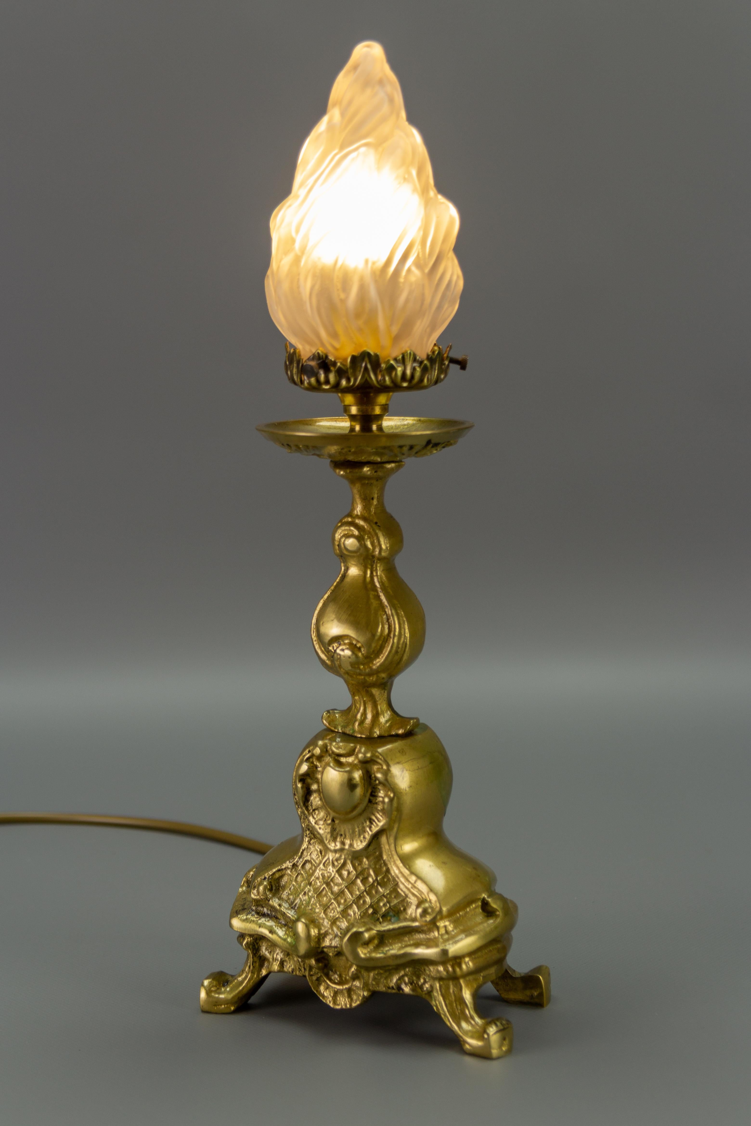 Bronze-Tischlampe im Rokoko-Stil mit weißem Milchglas-Lampenschirm (Mattiert) im Angebot