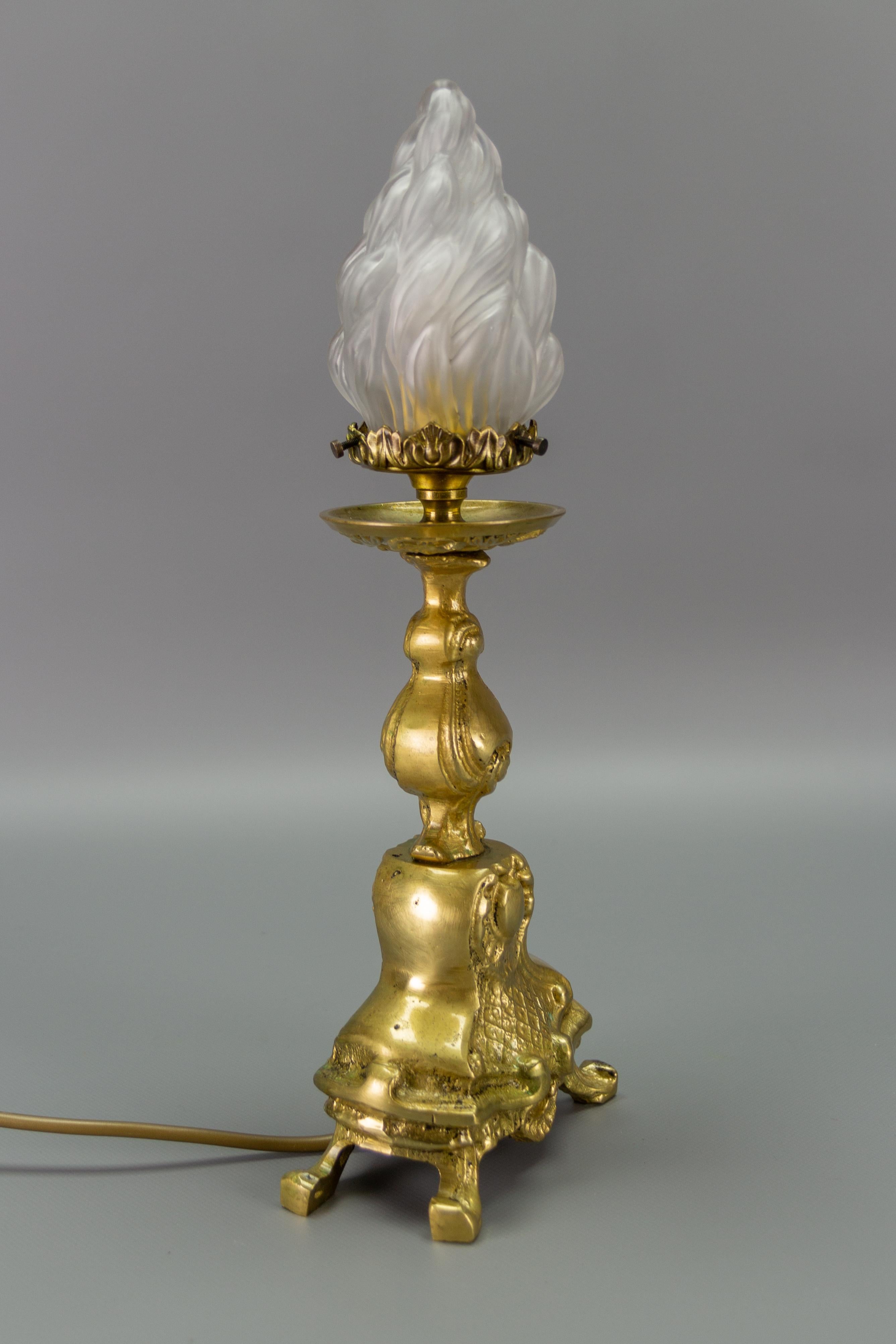 Bronze-Tischlampe im Rokoko-Stil mit weißem Milchglas-Lampenschirm (Mitte des 20. Jahrhunderts) im Angebot
