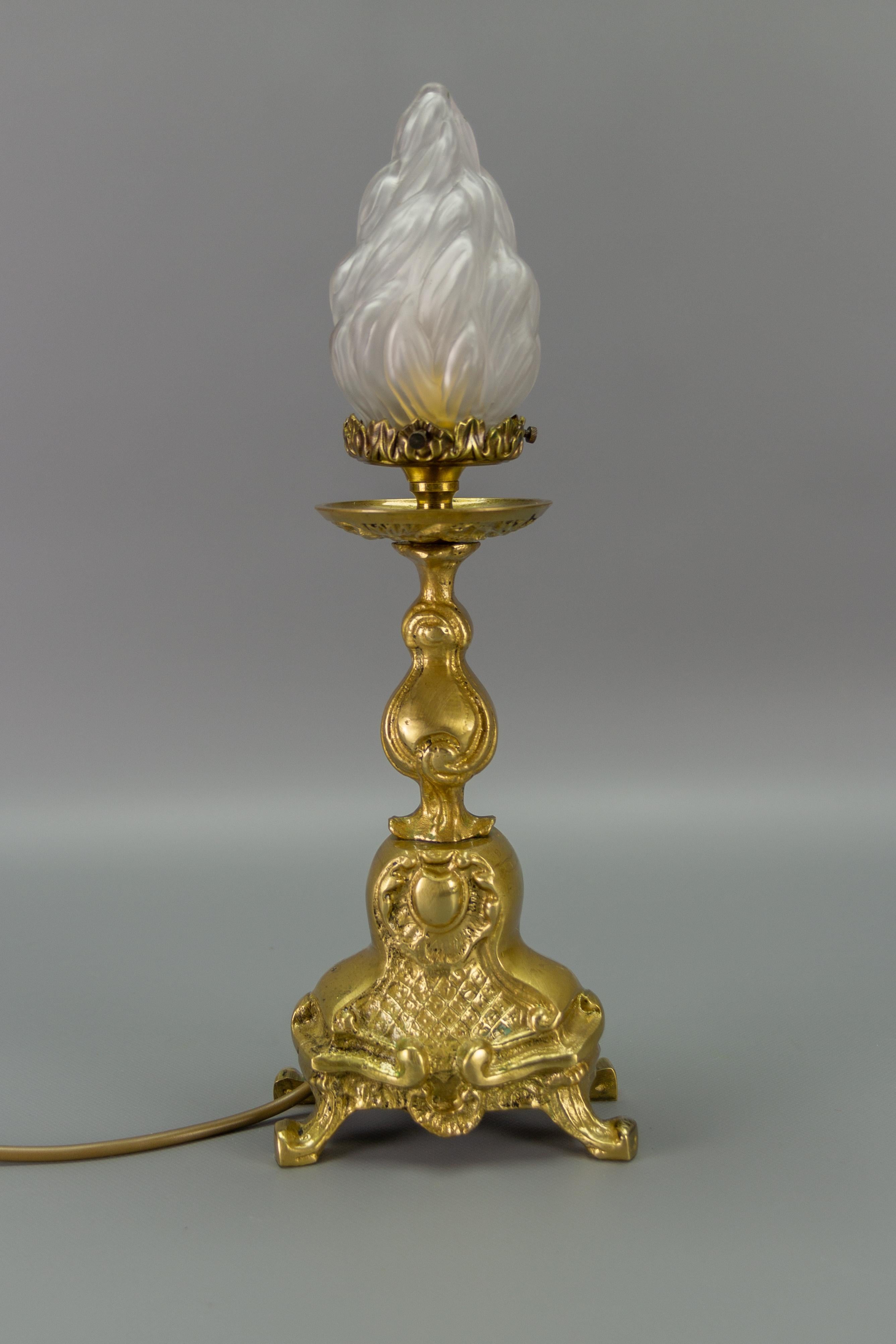 Bronze-Tischlampe im Rokoko-Stil mit weißem Milchglas-Lampenschirm (Glas) im Angebot