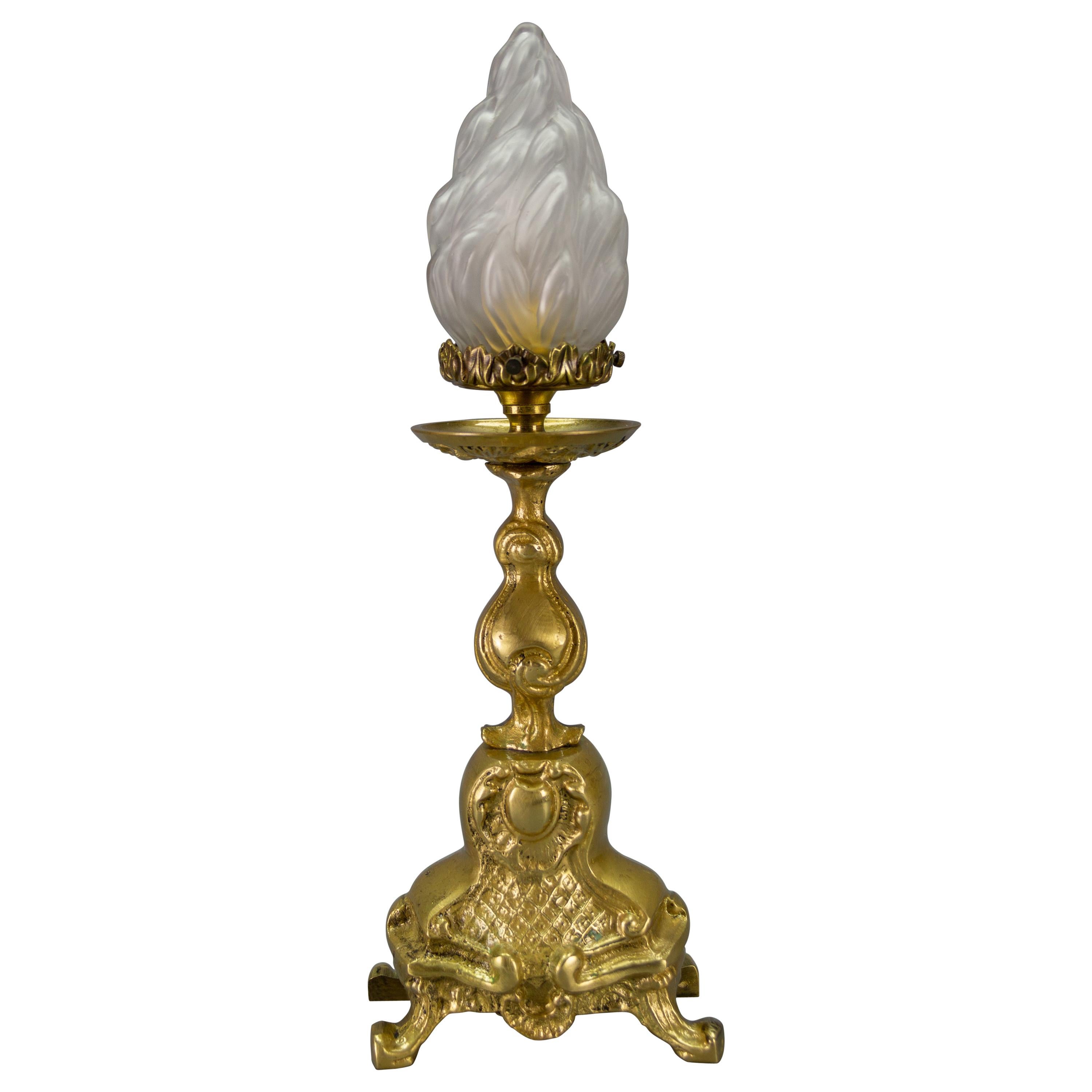 Bronze-Tischlampe im Rokoko-Stil mit weißem Milchglas-Lampenschirm