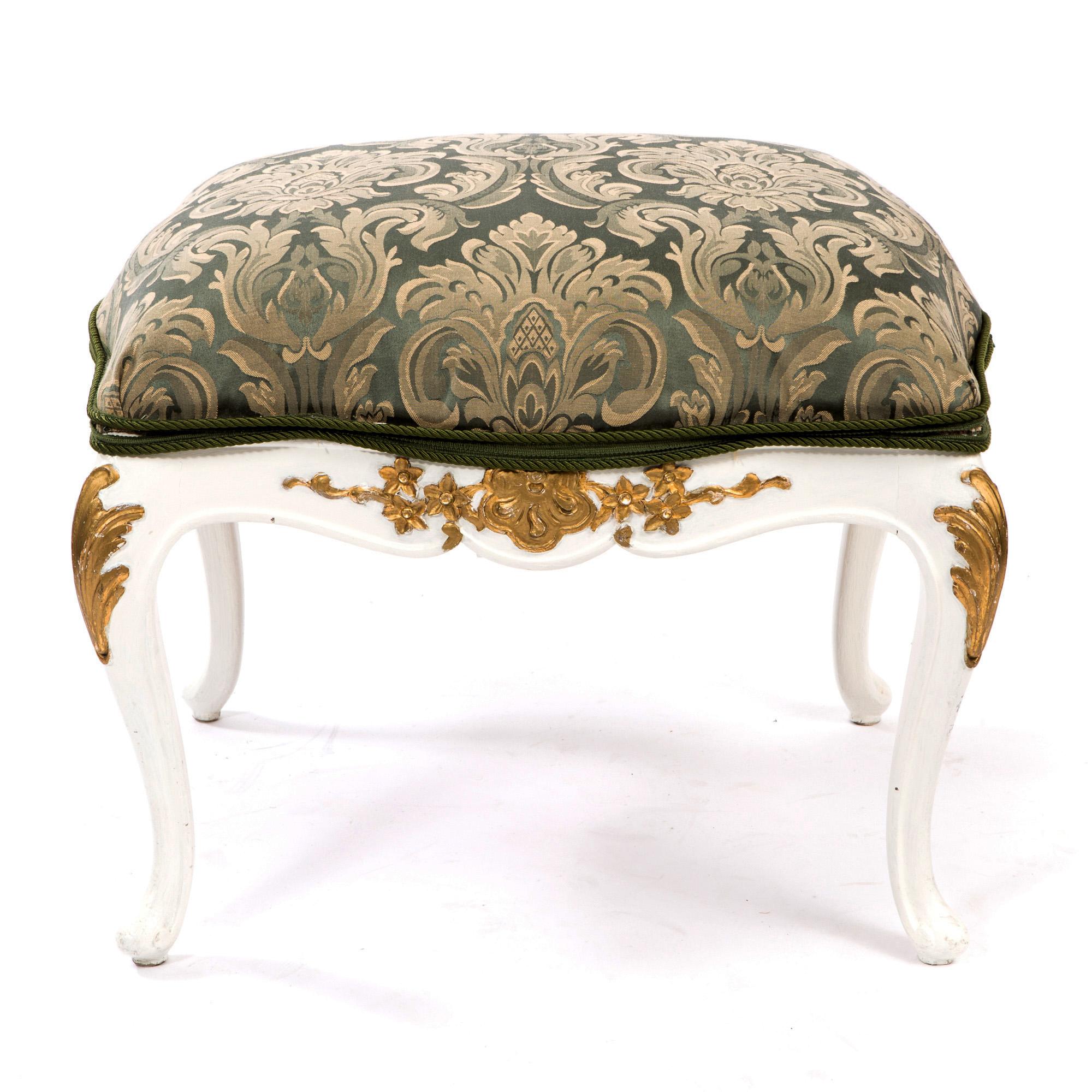 Taburete tapizado con patas cabriolé lacado en blanco/oro. Fabricado por un fabricante de muebles austriaco desconocido, hacia 1880.
Posibilidad de nueva tapicería a petición sin cargo (sólo el coste de la nueva tela).
 
