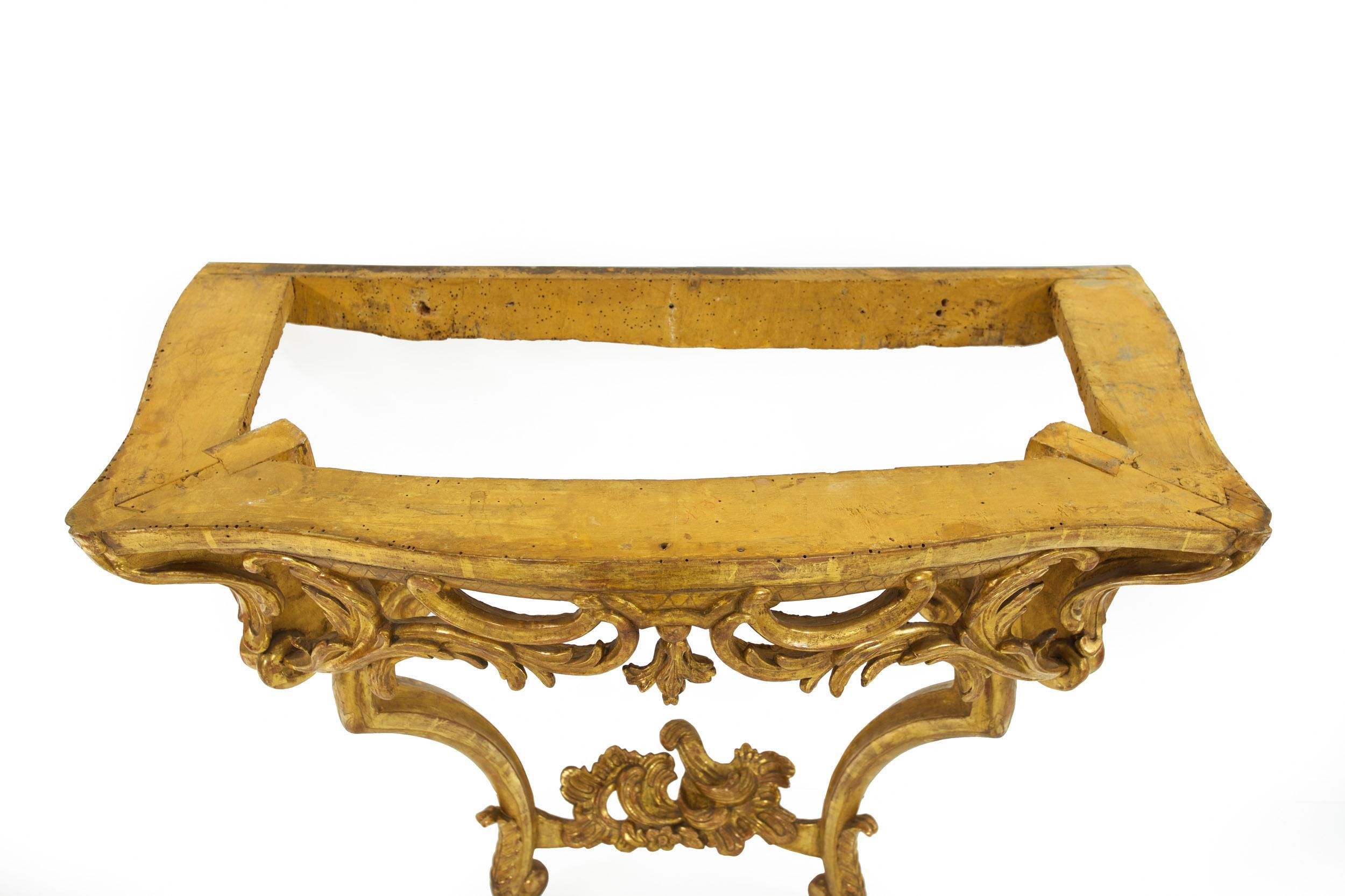 Antiker Konsolentisch aus geschnitztem vergoldetem Holz im Rokoko-Stil des 19. Jahrhunderts im Angebot 10