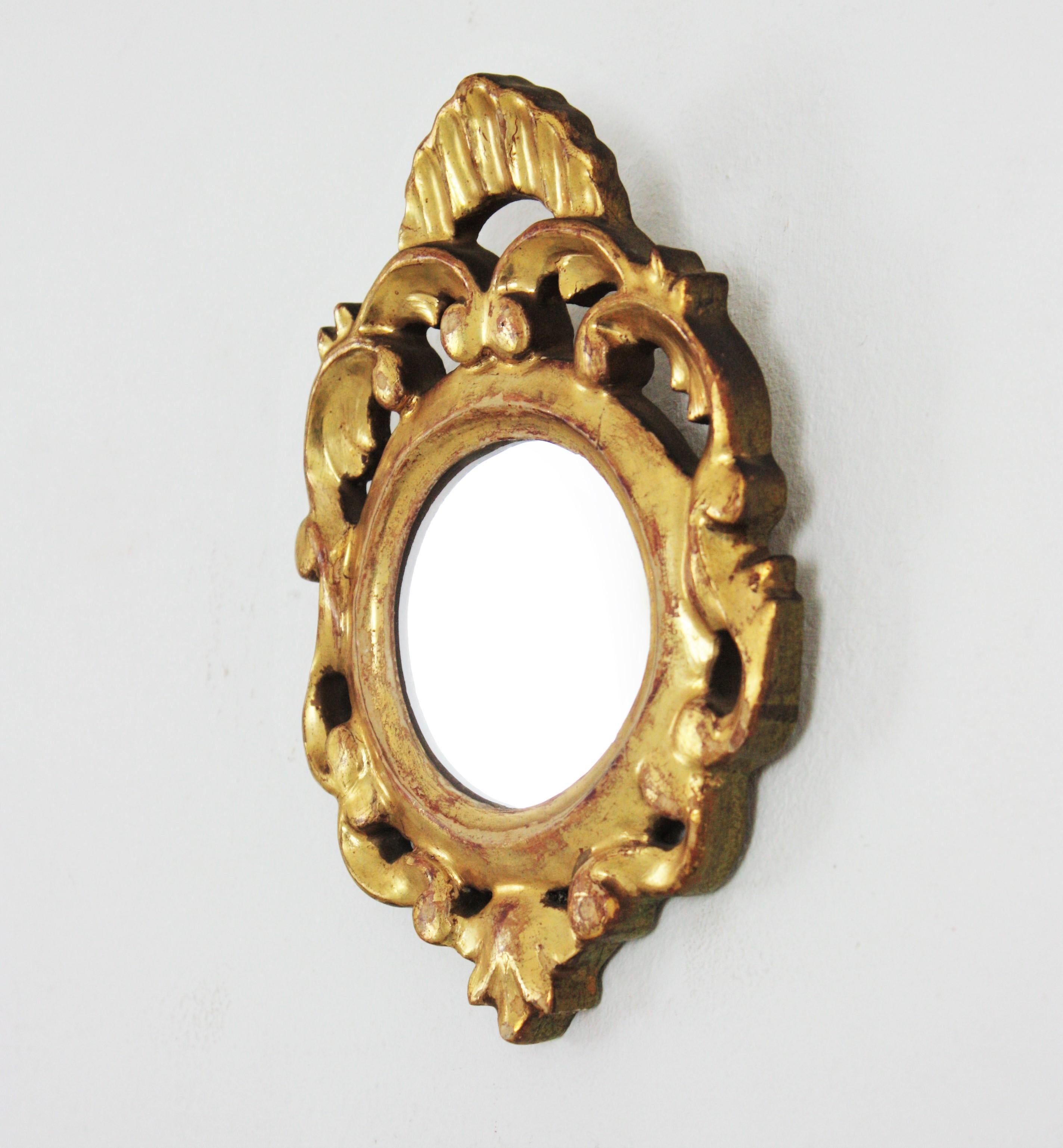 Pair of Spanish Rococo Mini Sized Mirrors in Giltwood en vente 6
