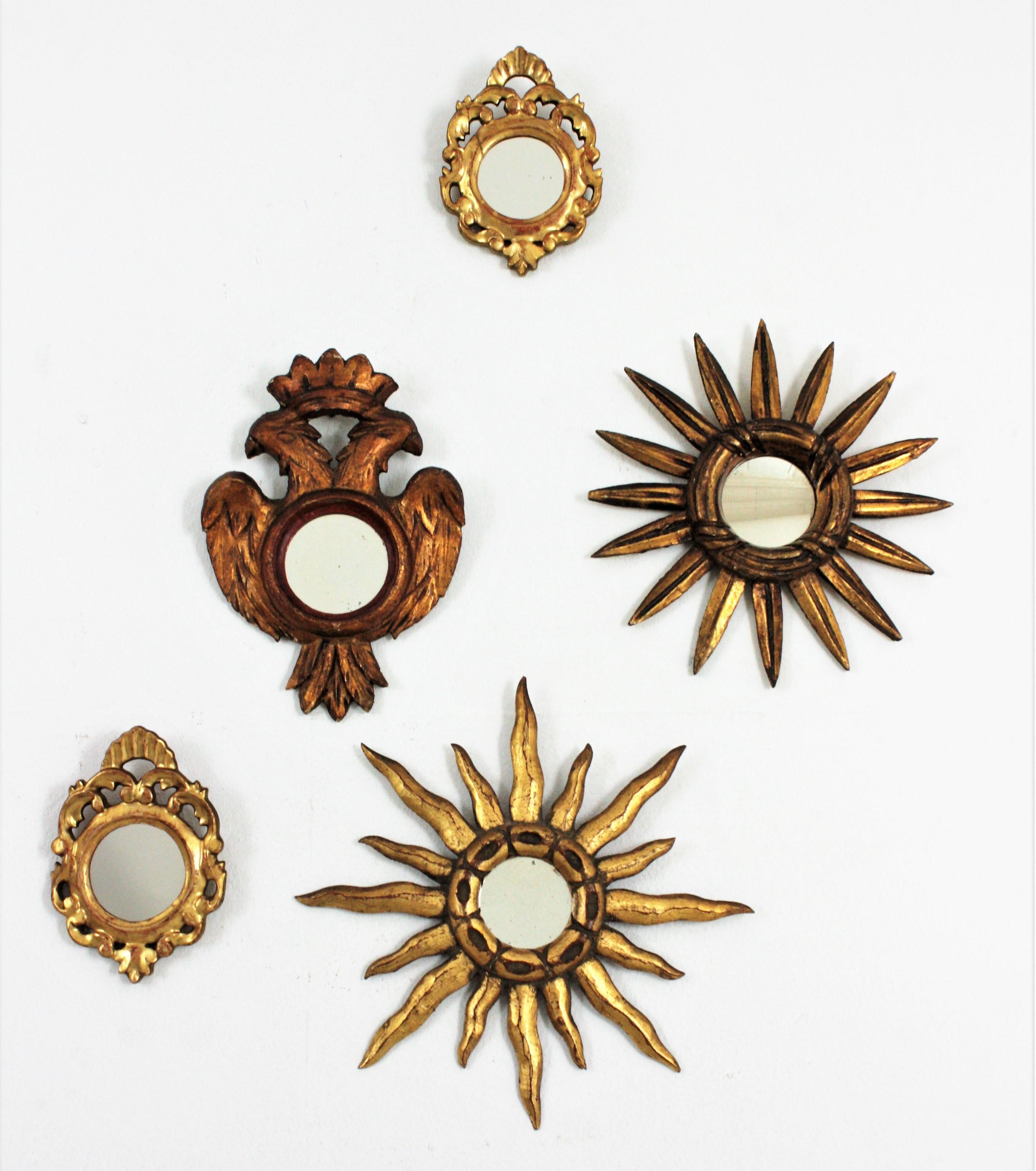 Paar Rokokospiegel im Mini-Format, vergoldetes Holz, Blattgold, Spanien, 1930er Jahre
Diese beiden kleinen, runden Spiegel im Rokoko-Stil haben geschnitzte, vergoldete Rahmen. 
Ungewöhnliche Stücke aufgrund ihrer Größe.
Schöne gealterte Patina,